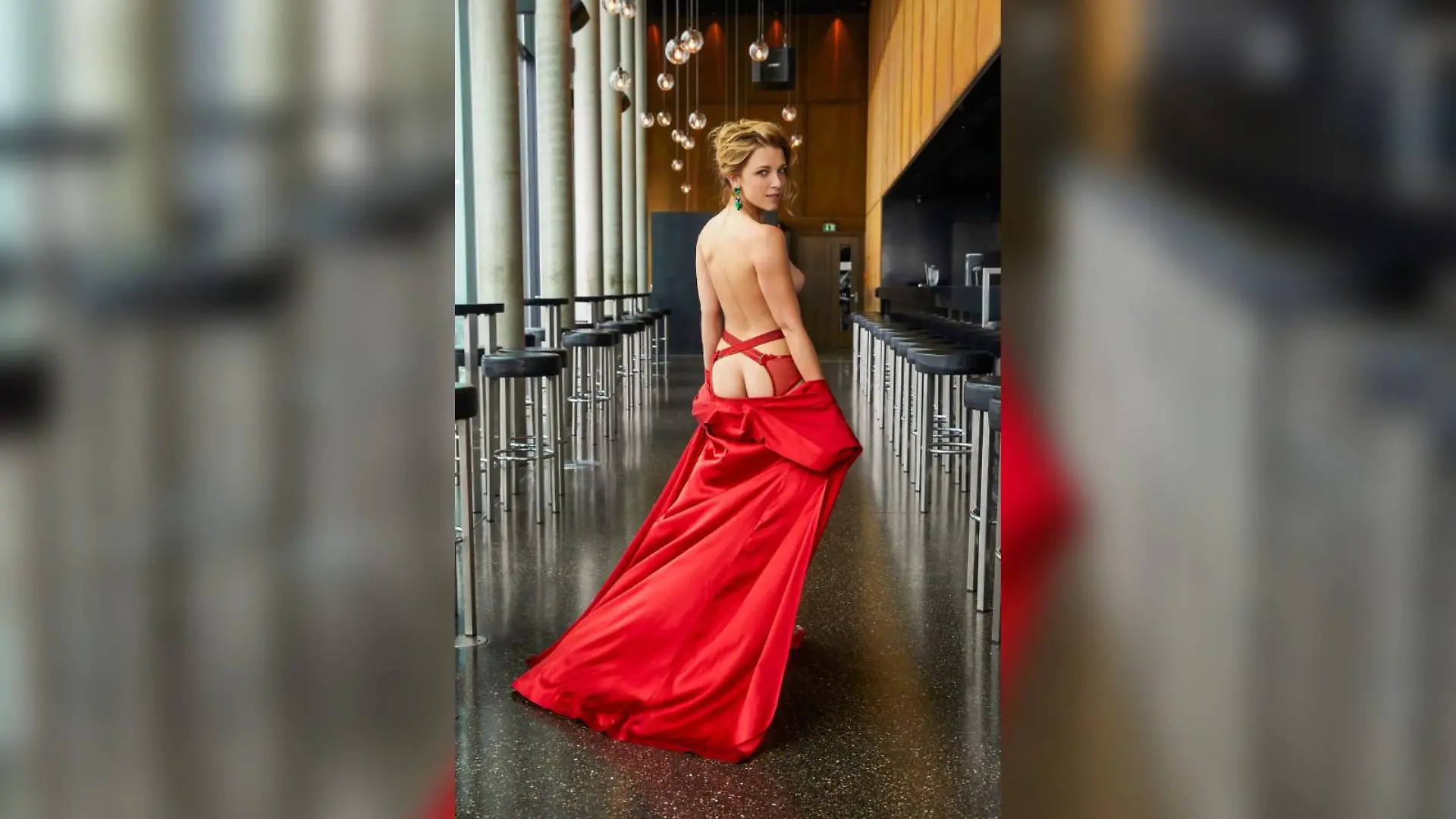 Iris Mareike Steen in einem roten Hauch von Nichts.