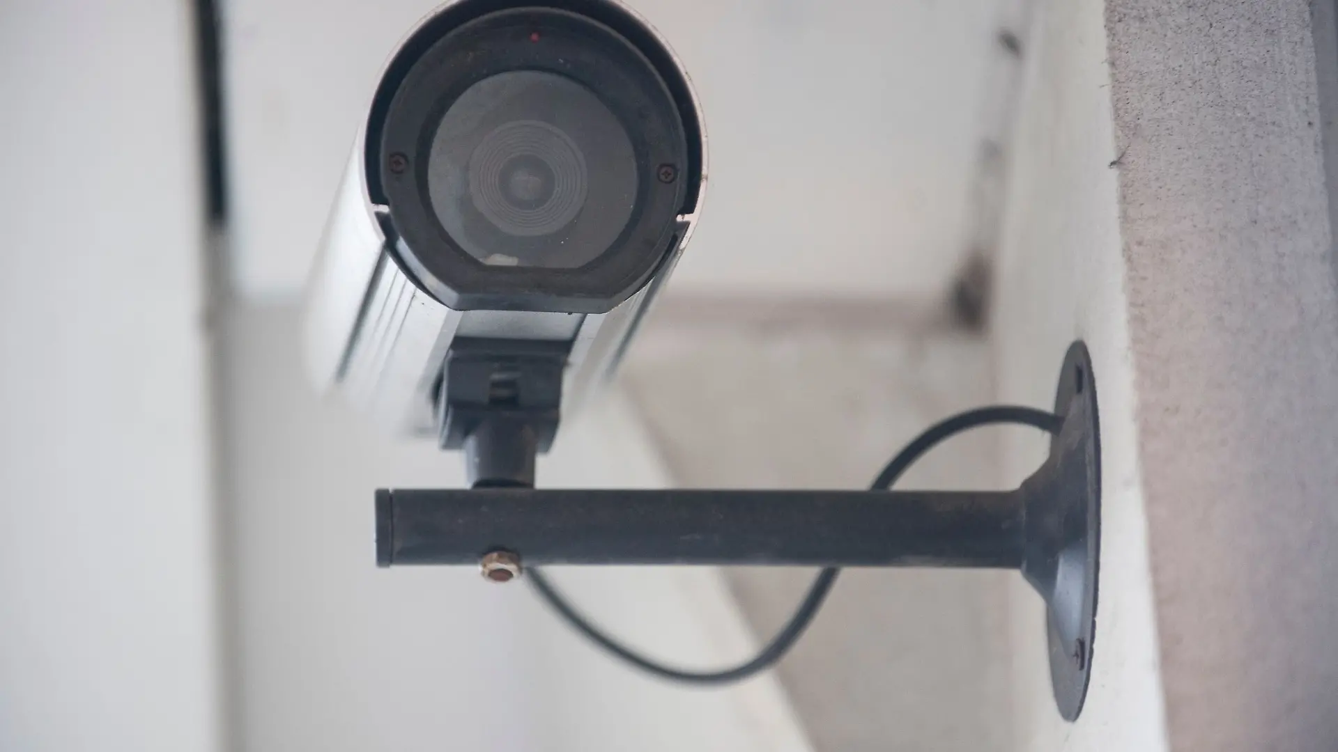 Eine Datenschutzbehörde darf gegen eine möglicherweise falsch eingestellte Videoüberwachung einschreiten, wenn konkrete Anhaltspunkte dafür vorliegen, dass personenbezogene Daten verarbeitet werden.