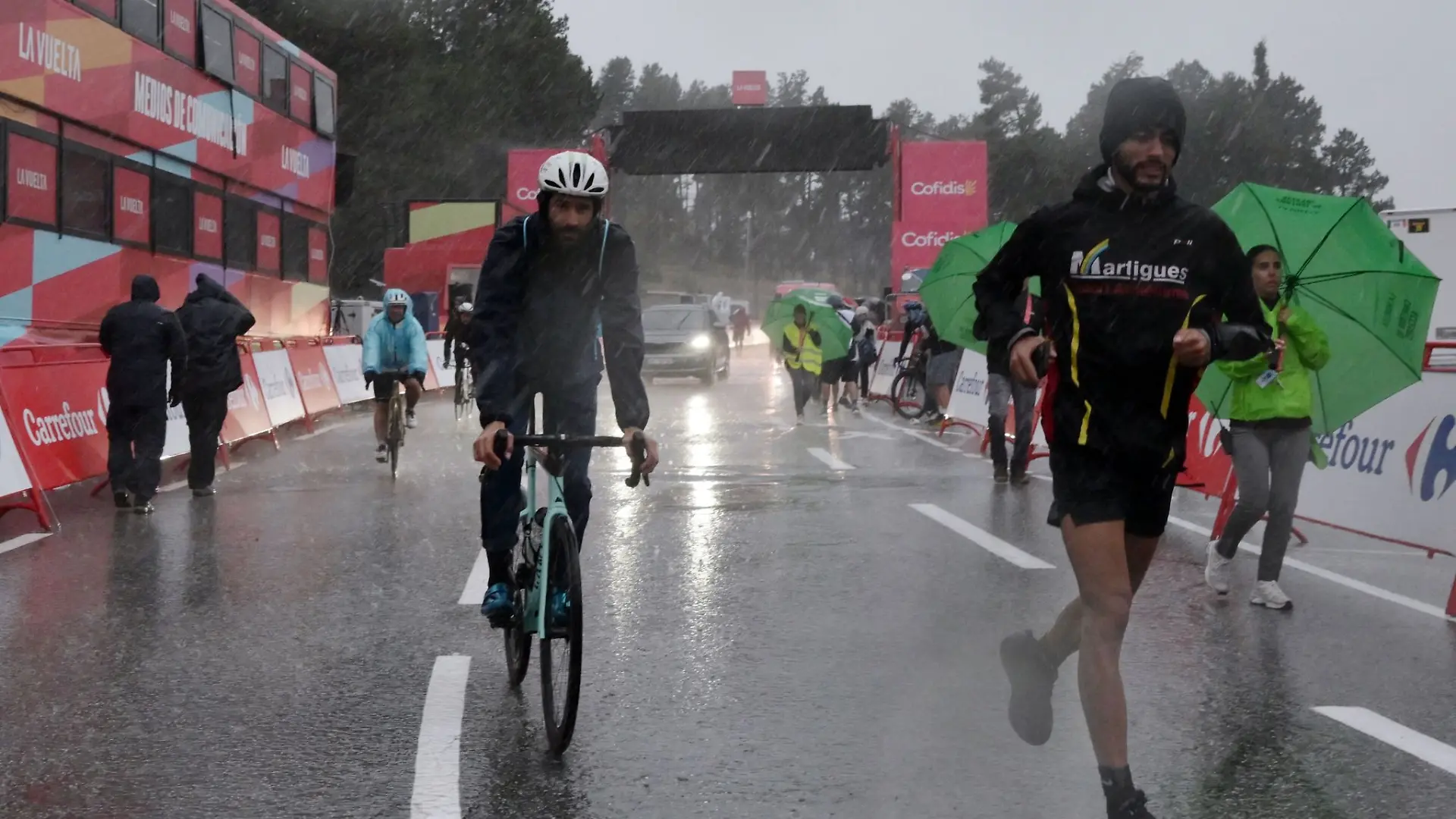 Die dritte Etappe der Vuelta ist am Schlussanstieg wegen eines heftigen Unwetters abgebrochen worden.