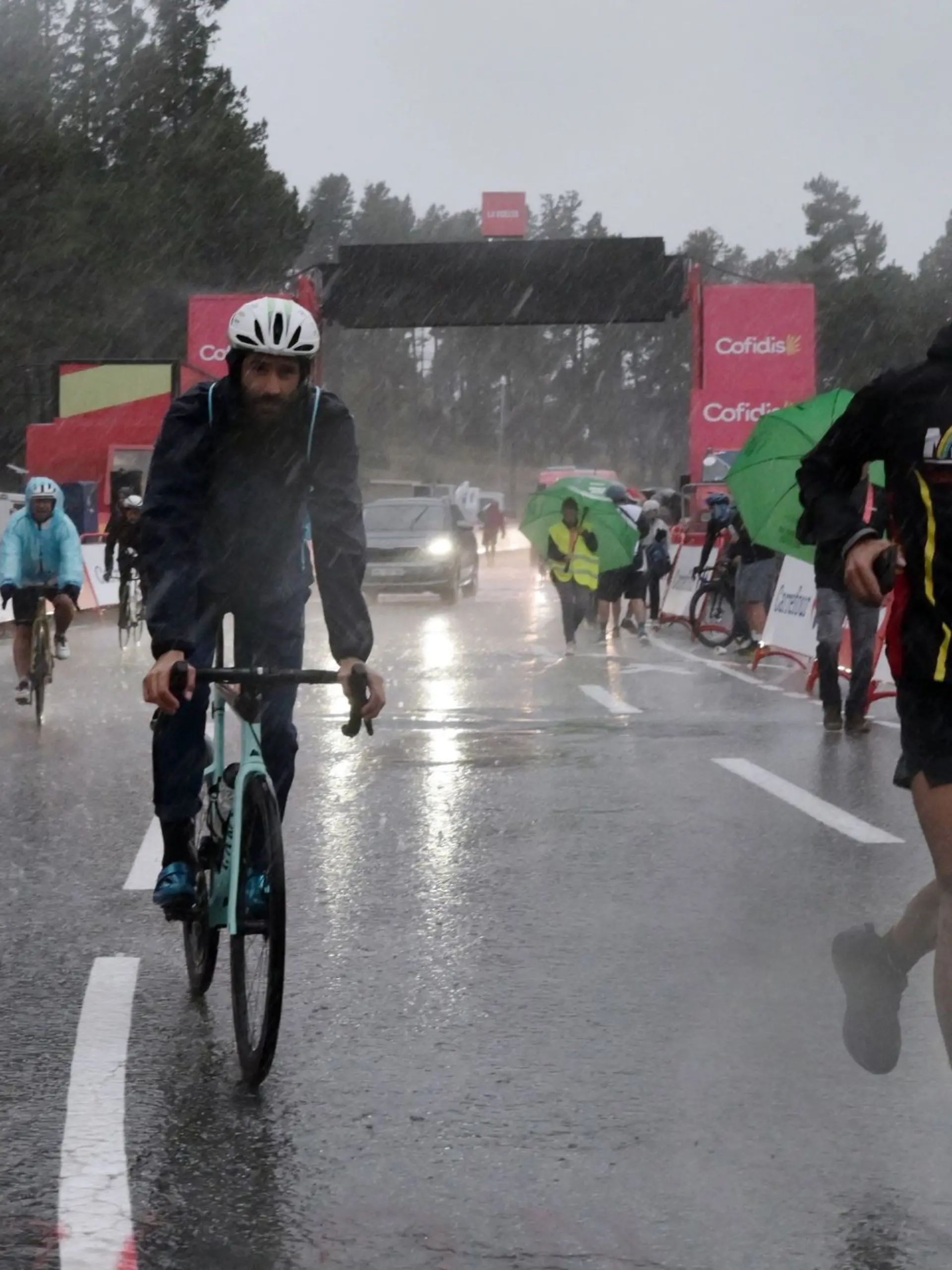 Bild zu: "Dritte Etappe der Vuelta nach Unwetter abgebrochen"