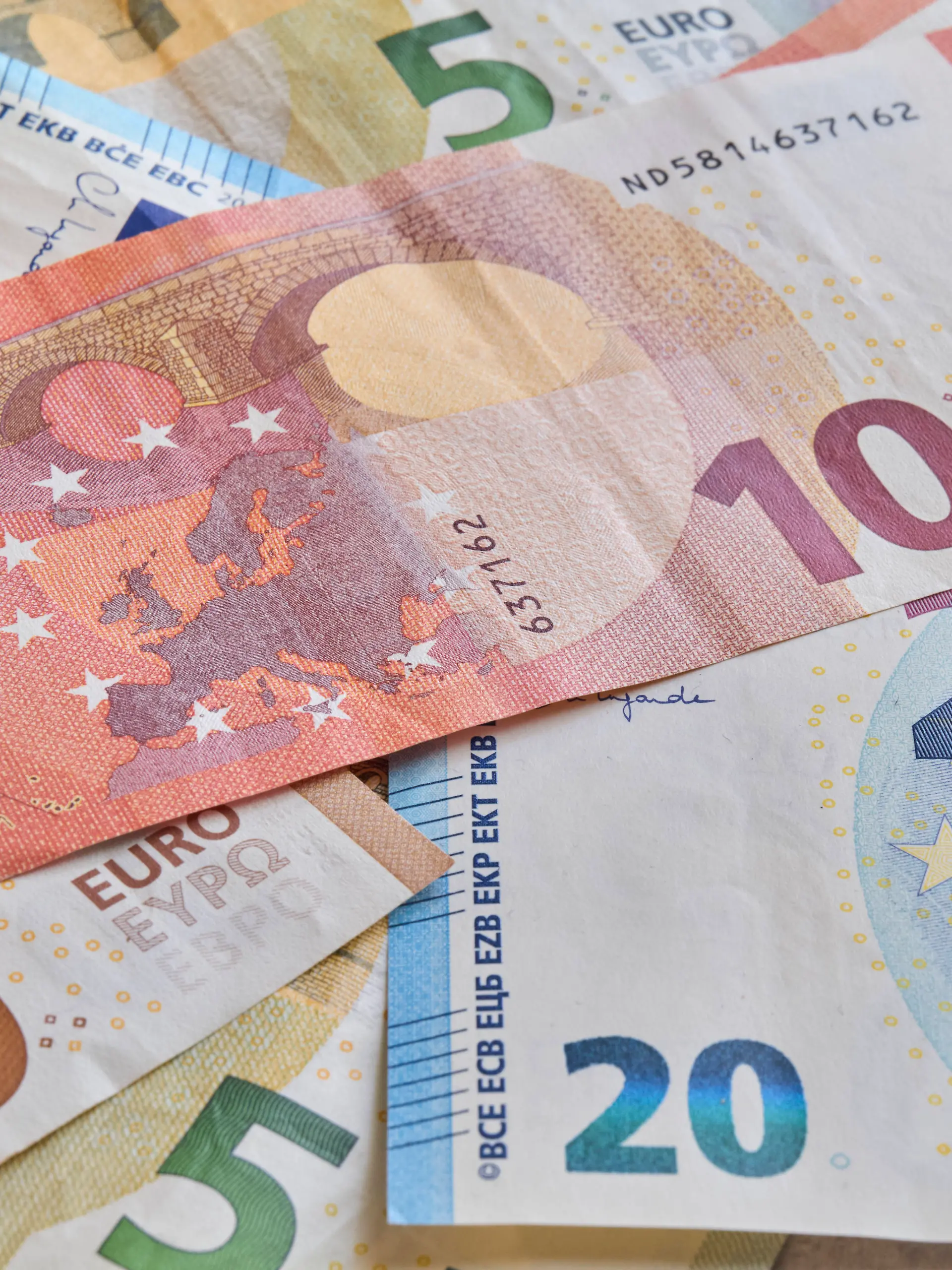 Euro Banknotes And Coins Euro banknotes of 5, 10, 20 and 50 denominations are seen fanned out and overlapping, with the reverse side of a 10 euro note showing the map of Europe visible at the center, in this illustration photo taken on August 13, 2026. San Ferdinando di Puglia BT Italy PUBLICATIONxNOTxINxFRA Copyright: xMatteoxDellaxTorrex originalFilename: dellatorre-notitle260813_np7za.jpg