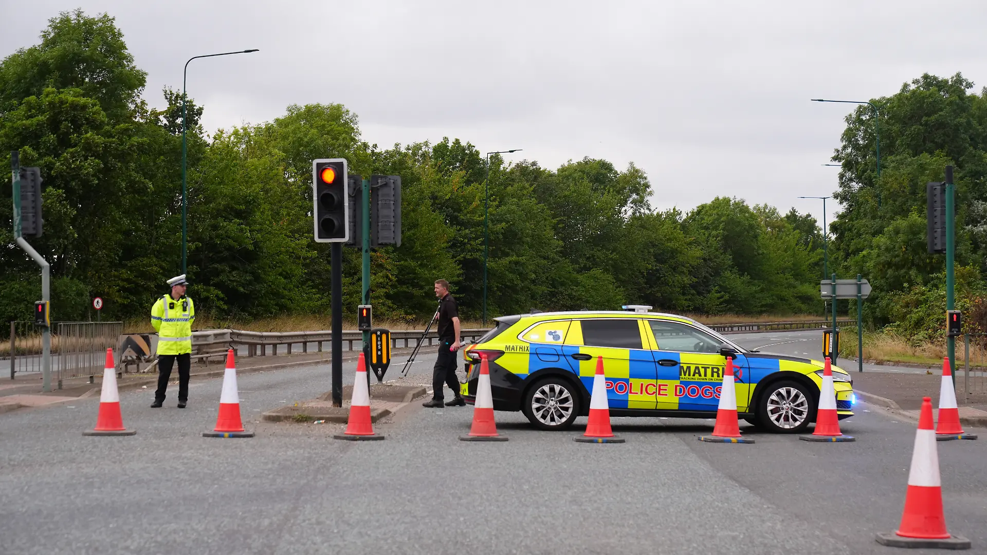 Polizisten sind am Ort eines tödlichen Unfalls in South Bank in der Nähe von Middlesbrough im Einsatz. Bei dem Unfall mit einem Polizeiwagen nahe dem englischen Middlesbrough sind mehrere Menschen ums Leben gekommen. +++ dpa-Bildfunk +++