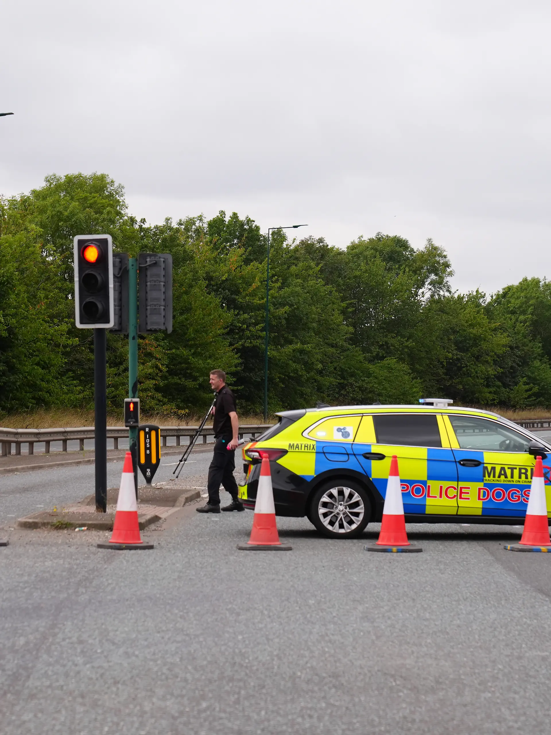 Polizisten sind am Ort eines tödlichen Unfalls in South Bank in der Nähe von Middlesbrough im Einsatz. Bei dem Unfall mit einem Polizeiwagen nahe dem englischen Middlesbrough sind mehrere Menschen ums Leben gekommen. +++ dpa-Bildfunk +++