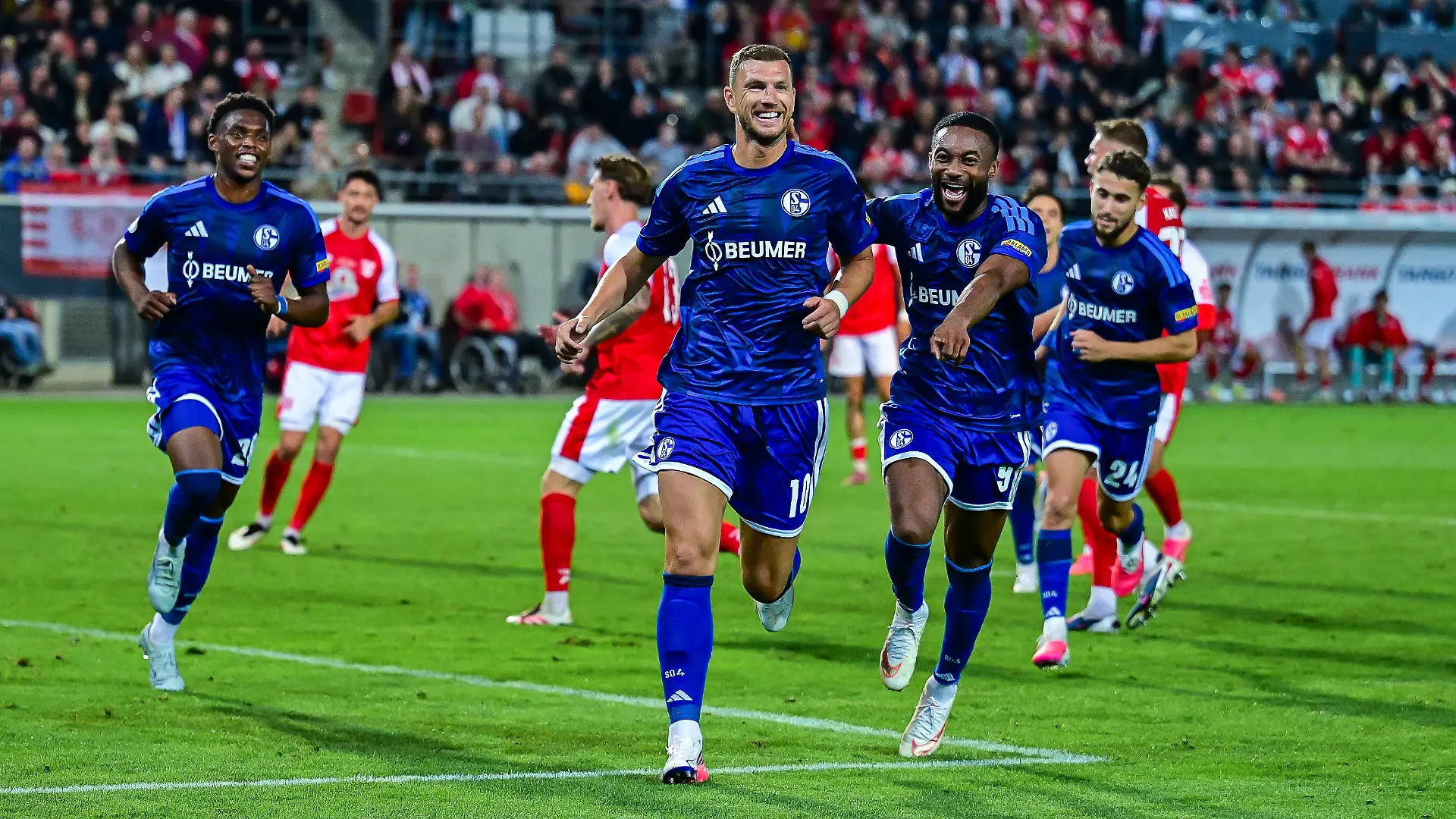 24.08.2026, Fussball, Saison 2026/2027, DFB-Pokal, Hallescher FC - FC Schalke 04, Edin DÅ¾eko/Dzeko FC Schalke 04 freut sich über das Tor zum 1:2 mit der Mannschaft, xRHR-FOTO/YYx *** August 24, 2026, Soccer, 20262027 Season, DFB Cup, Hallescher FC vs. FC Schalke 04, Edin Deko celebrates his goal to make it 12 with his teammates, xRHR PHOTO YYx Copyright: KROEGER/RHR-FOTOx RHR-FOTO/YY