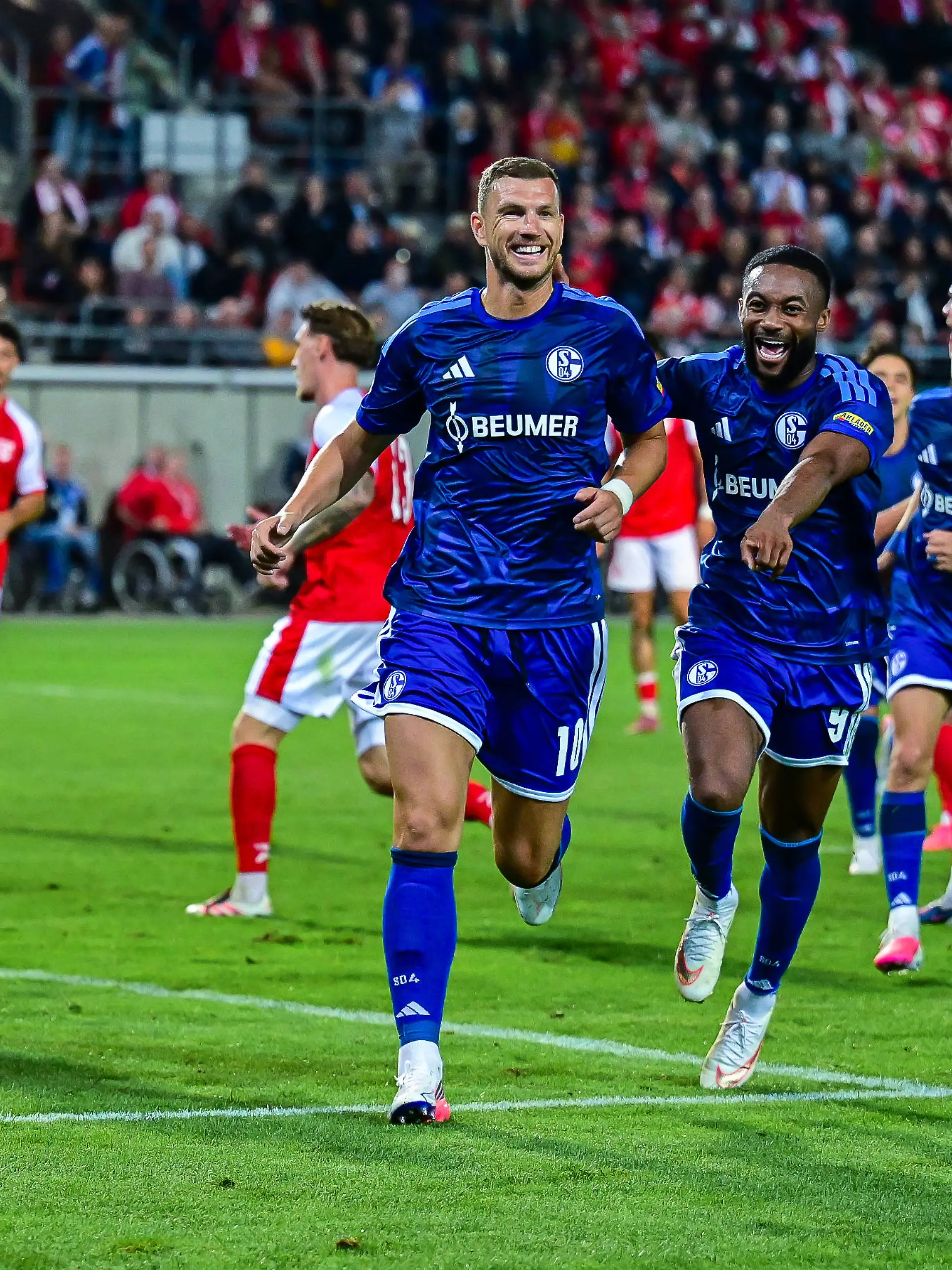 24.08.2026, Fussball, Saison 2026/2027, DFB-Pokal, Hallescher FC - FC Schalke 04, Edin Džeko/Dzeko FC Schalke 04 freut sich über das Tor zum 1:2 mit der Mannschaft, xRHR-FOTO/YYx *** August 24, 2026, Soccer, 20262027 Season, DFB Cup, Hallescher FC vs. FC Schalke 04, Edin Deko celebrates his goal to make it 12 with his teammates, xRHR PHOTO YYx Copyright: KROEGER/RHR-FOTOx RHR-FOTO/YY