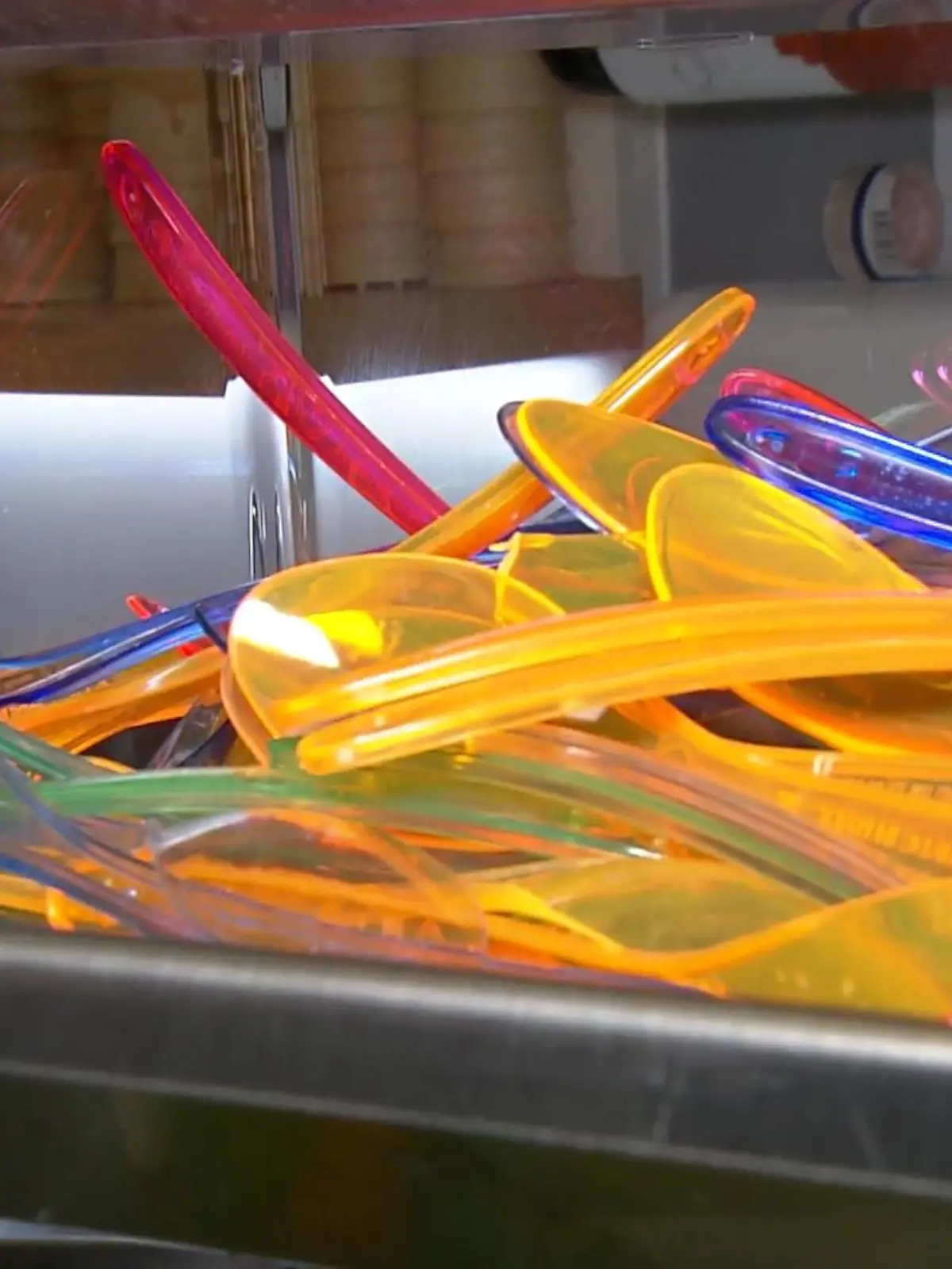Ein Strohhalm hier, eine Einwegverpackung da – Plastik verschmutzt Hessens Innenstädte und landet letztendlich dort, wo es nicht hingehört: im Meer. Doch damit ist ab morgen Schluss. Dann greift das EU-weite Plastikverbot. Produkte aus Plastik wie To-Go-Becher, Einweggeschirr, Fast Food Verpackungen und Trinkhalme sind dann verboten. Für die Gastronomie ist diese Umstellung alles andere als einfach – denn nicht für alle Produkte gibt es einen plastikfreien Ersatz.