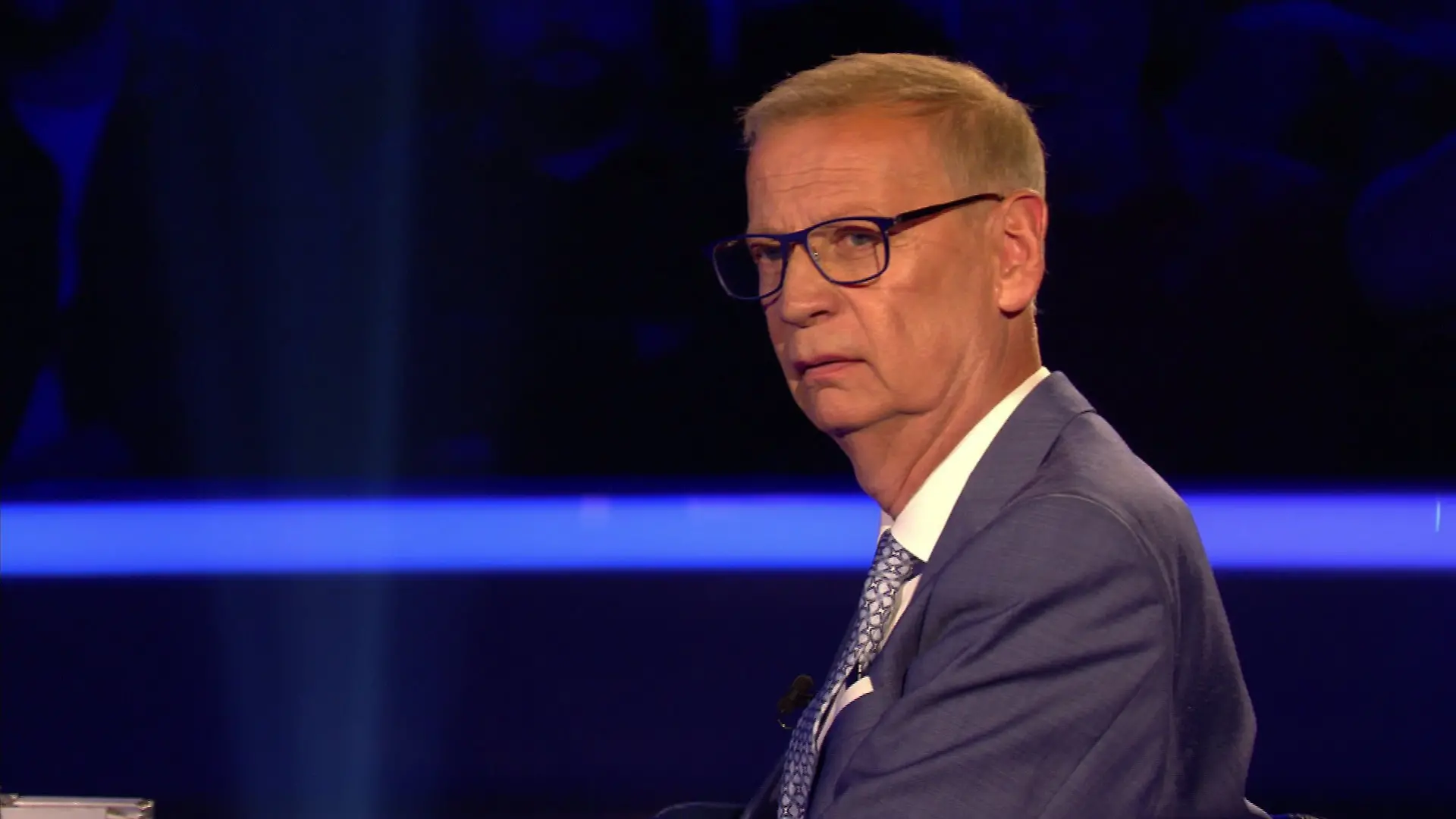 WWM-Moderator Günther Jauch ist sichtlich schockiert von Axels Sammelleidenschaft.