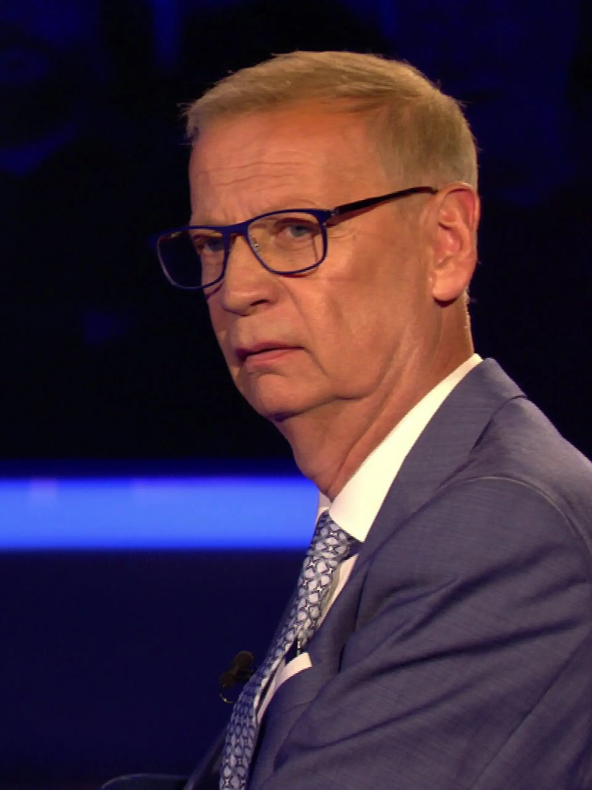 WWM-Moderator Günther Jauch ist sichtlich schockiert von Axels Sammelleidenschaft.