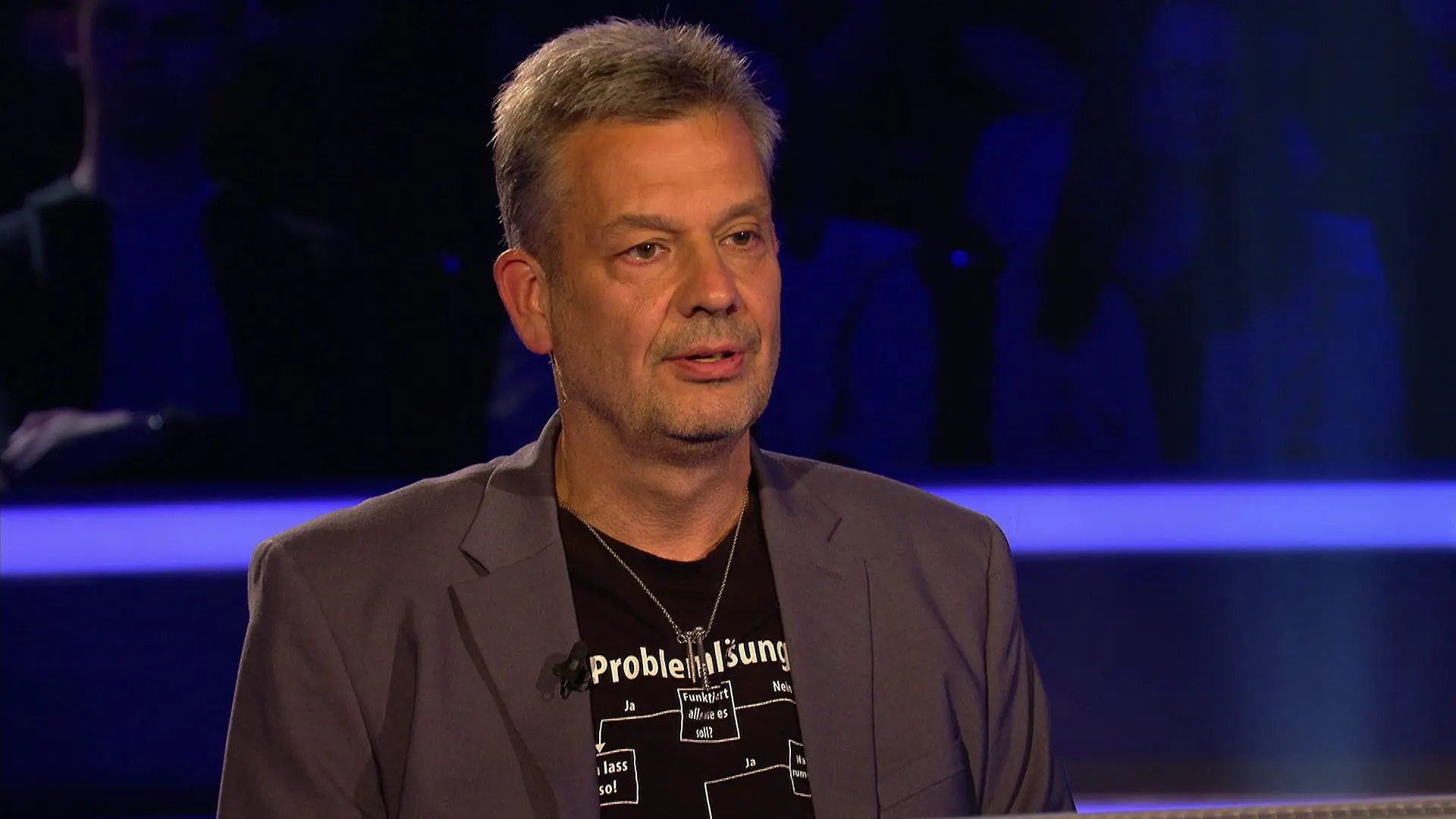 WWM-Kandidat Axel trägt Schrauben, die einst in seinem Körper waren, an einer Halskette.
