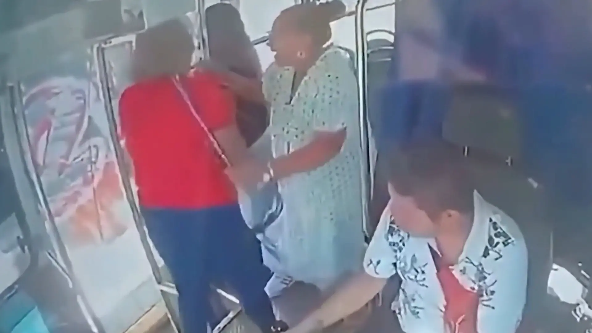 Leg dich nicht mit Oma an! Super-Seniorin jagt Räuber aus Bus Fahrgäste schauen nur zu