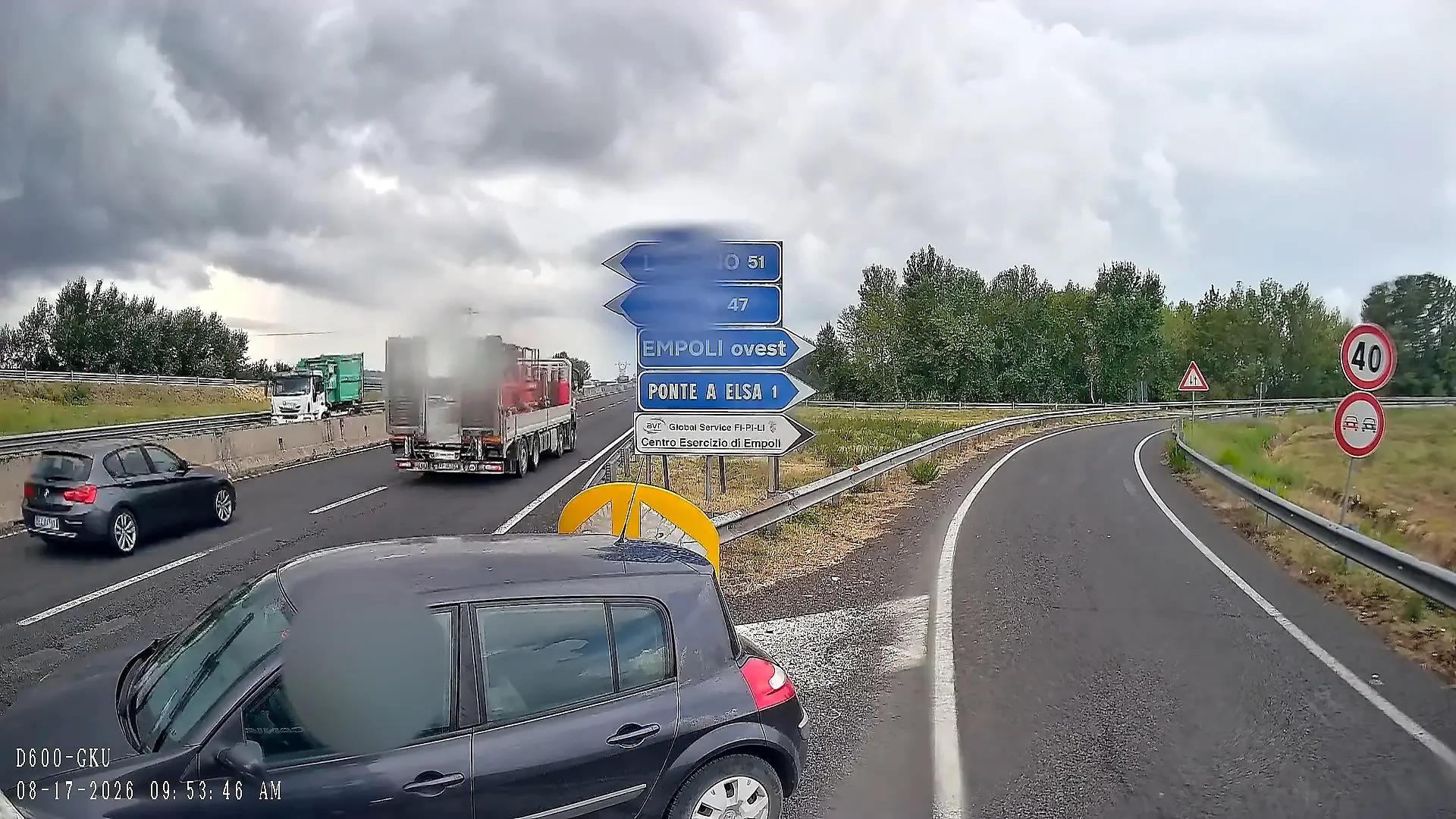 Tragödie verhindert! LKW-Held stoppt Geisterfahrerin im Gegenverkehr Autofahrerin gefährdet Verkehr