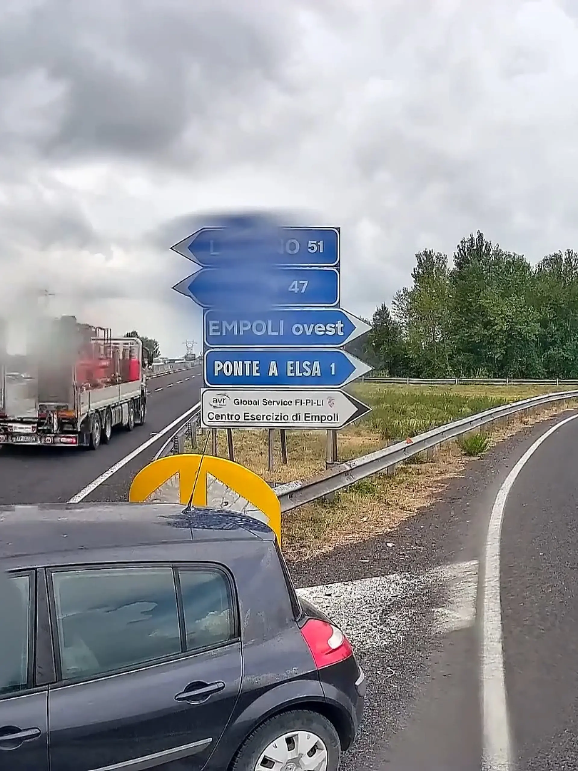 Bild zu: "Tragödie verhindert! LKW-Held stoppt Geisterfahrerin im Gegenverkehr"