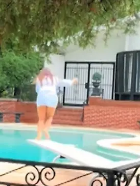 Bild zu: "Touristin springt in Pool von Musiklegende – und zeigt keine Reue!"