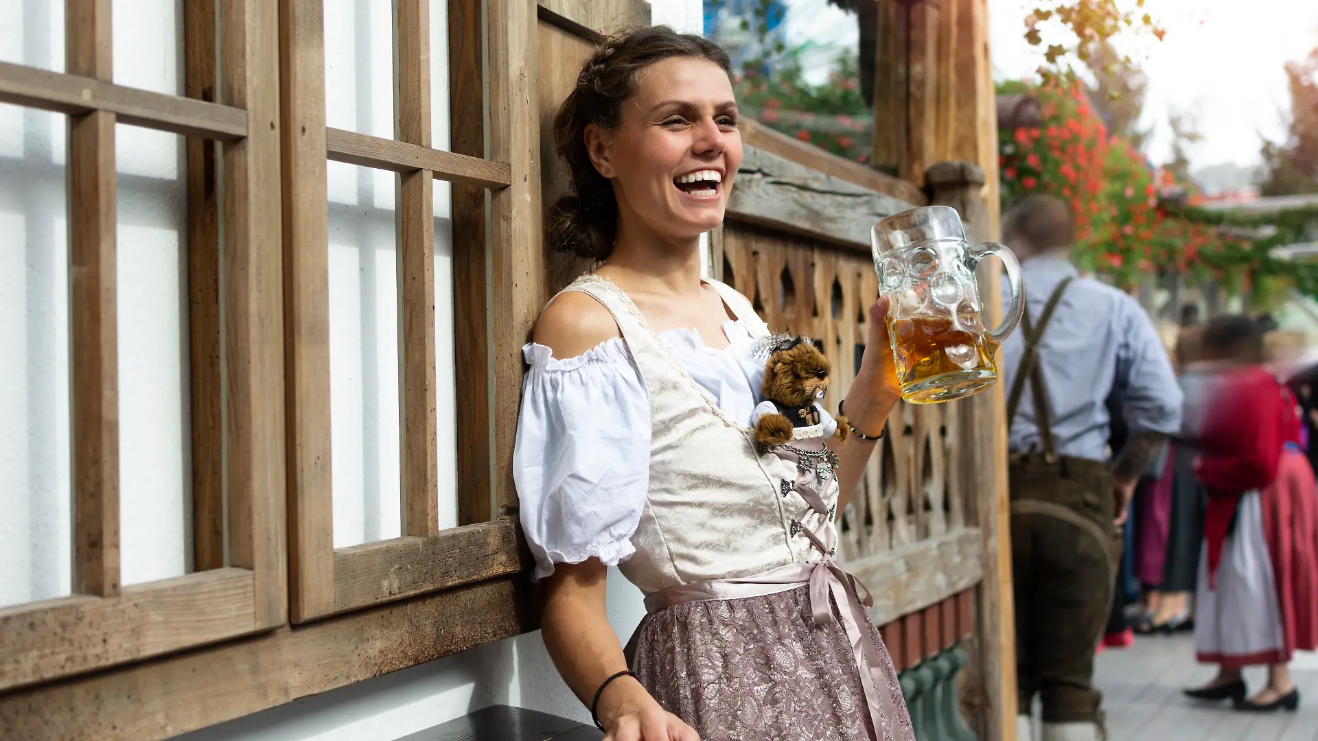 Mädchen, das sich auf dem Bierfest amüsiert