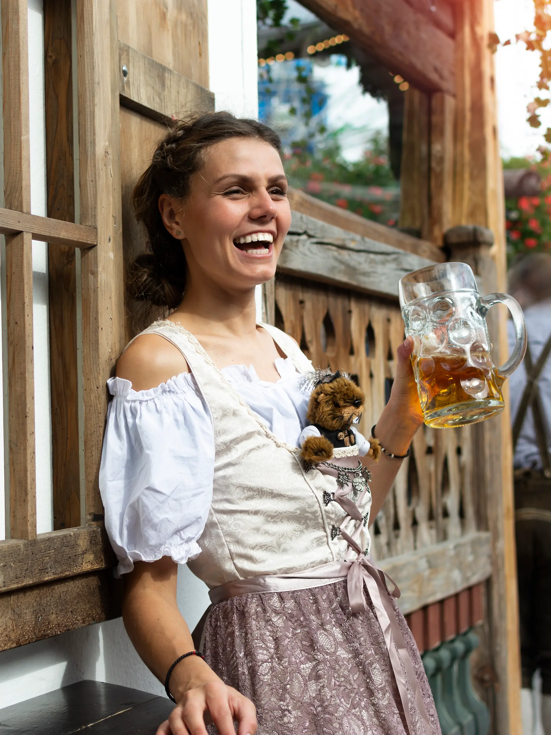 Mädchen, das sich auf dem Bierfest amüsiert