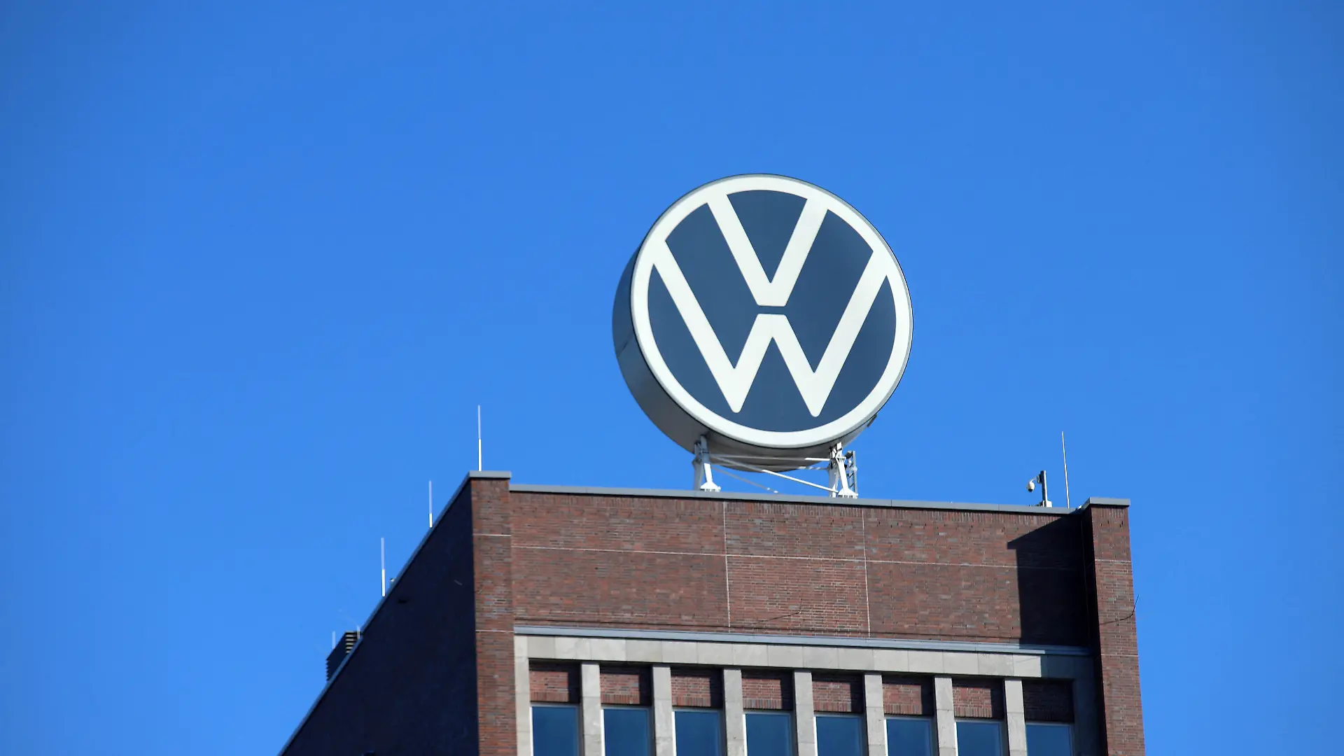 Das Volkswagen-Logo auf dem VW-Hochhaus. Konzernchef Blume plant ein neues, tiefgreifendes Transformationspaket mit dem Abbau von bis zu 50.000 zusätzlichen Stellen und stellt vier Werken auf dem Prüfstand – zusätzlich zu den bereits laufenden Abbauprogrammen.