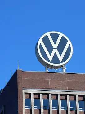 Das Volkswagen-Logo auf dem VW-Hochhaus. Konzernchef Blume plant ein neues, tiefgreifendes Transformationspaket mit dem Abbau von bis zu 50.000 zusätzlichen Stellen und stellt vier Werken auf dem Prüfstand – zusätzlich zu den bereits laufenden Abbauprogrammen.