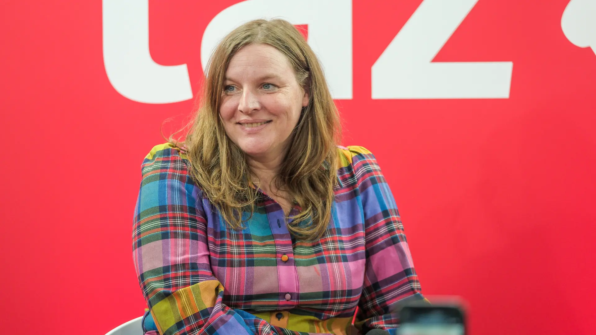 Zweiter Tag der Leipziger Buchmesse 2026 in Leipzig: Besucher strömen durch die Hallen, informieren sich über Neuerscheinungen und verfolgen Lesungen sowie Gespräche mit Autoren. Die Buchmesse zählt zu den wichtigsten Veranstaltungen der Literatur- und Verlagsbranche im deutschsprachigen Raum. Wir sind Helden Sängerin Judith Holofernes Leipziger Buchmesse 2026 Tag 2 *** Second day of the Leipzig Book Fair 2026 in Leipzig Visitors stream through the halls, find out about new publications and attend readings and talks with authors The book fair is one of the most important events for the literature and publishing industry in the German-speaking world Wir sind Helden Singer Judith Holofernes Leipzig Book Fair 2026 Day 2