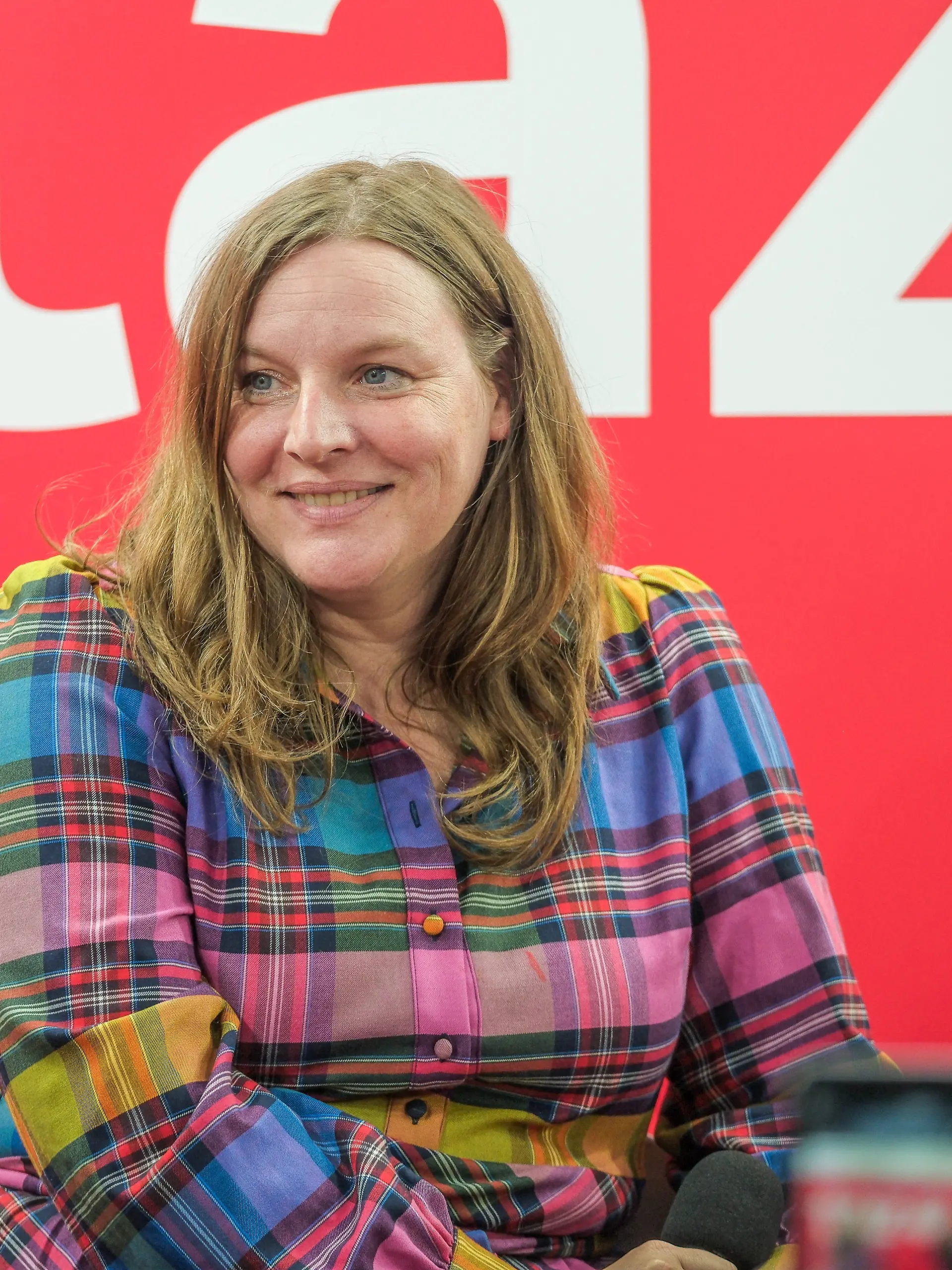 Zweiter Tag der Leipziger Buchmesse 2026 in Leipzig: Besucher strömen durch die Hallen, informieren sich über Neuerscheinungen und verfolgen Lesungen sowie Gespräche mit Autoren. Die Buchmesse zählt zu den wichtigsten Veranstaltungen der Literatur- und Verlagsbranche im deutschsprachigen Raum. Wir sind Helden Sängerin Judith Holofernes Leipziger Buchmesse 2026 Tag 2 *** Second day of the Leipzig Book Fair 2026 in Leipzig Visitors stream through the halls, find out about new publications and attend readings and talks with authors The book fair is one of the most important events for the literature and publishing industry in the German-speaking world Wir sind Helden Singer Judith Holofernes Leipzig Book Fair 2026 Day 2