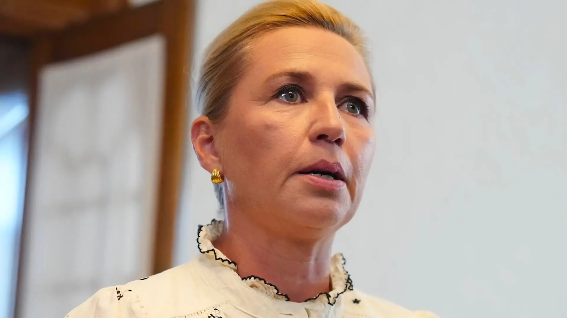 Schönheitschirurg macht Regierungschefin ungefragt OP-Angebot – wegen dieses Körperteils! Mette Frederiksen kontert scharf
