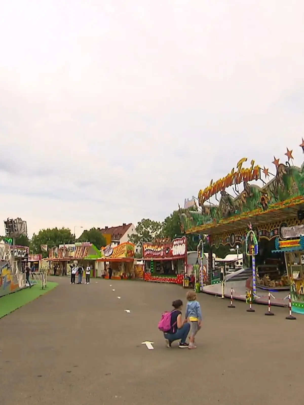 Von einer herkömmlichen Kirmes ist der Sommerspaß auf dem Messeplatz Schwanenwiese in Kassel noch weit entfernt. Kein Gedränge, keine langen Schlangen vor den Fahrgeschäften und Buden. Aber die Freude, dass es endlich wieder losgeht ist Schausteller Dennis Ruppert aus Nordhessen anzumerken.