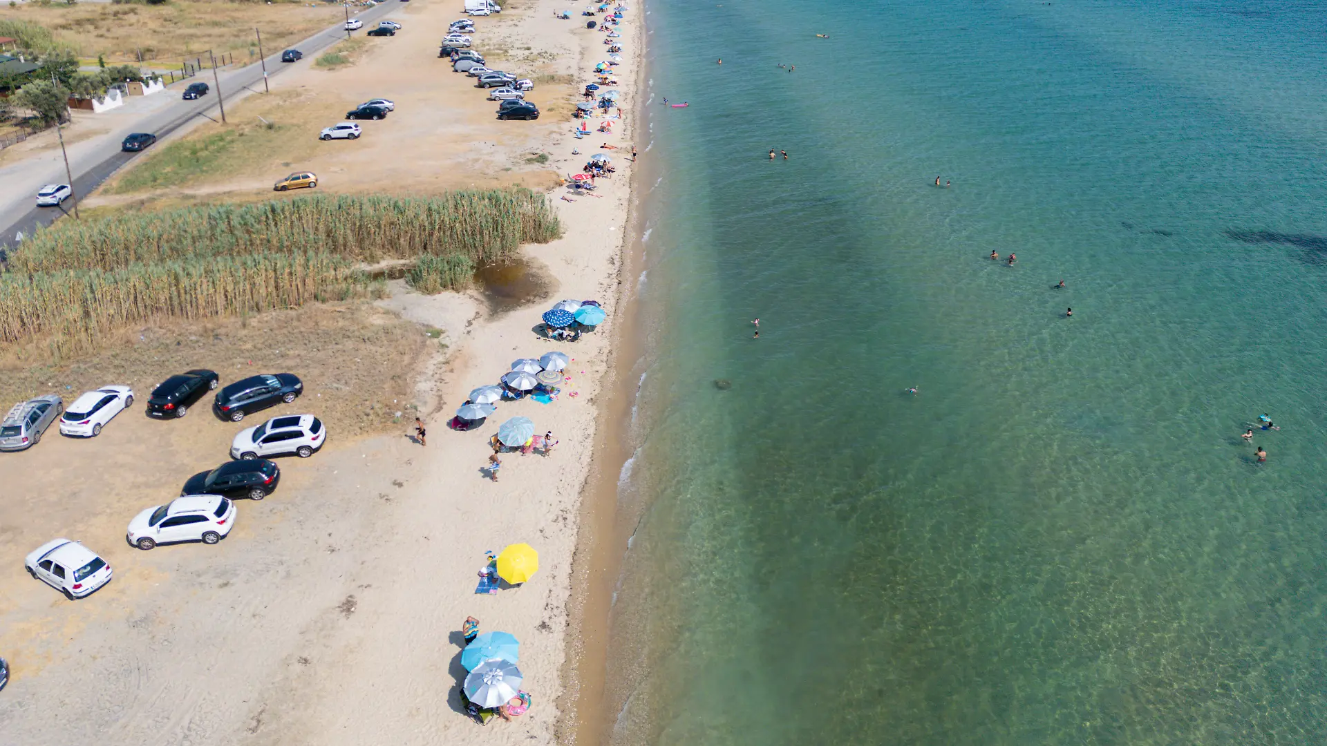 Auf der Halbinsel Chalkidiki in Griechenland reservieren Touristen gleich einen ganzen Strandbereich.