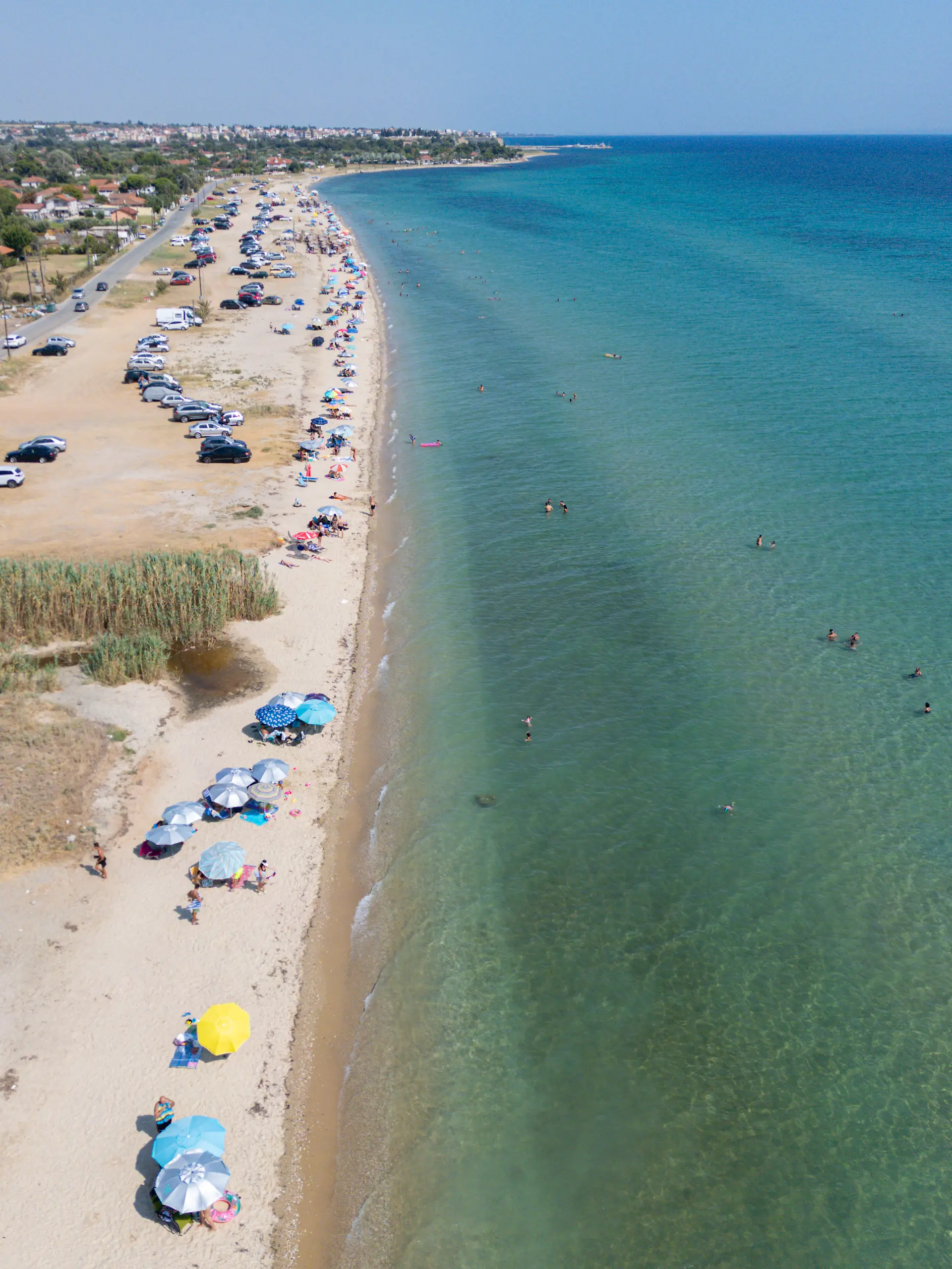 Auf der Halbinsel Chalkidiki in Griechenland reservieren Touristen gleich einen ganzen Strandbereich.