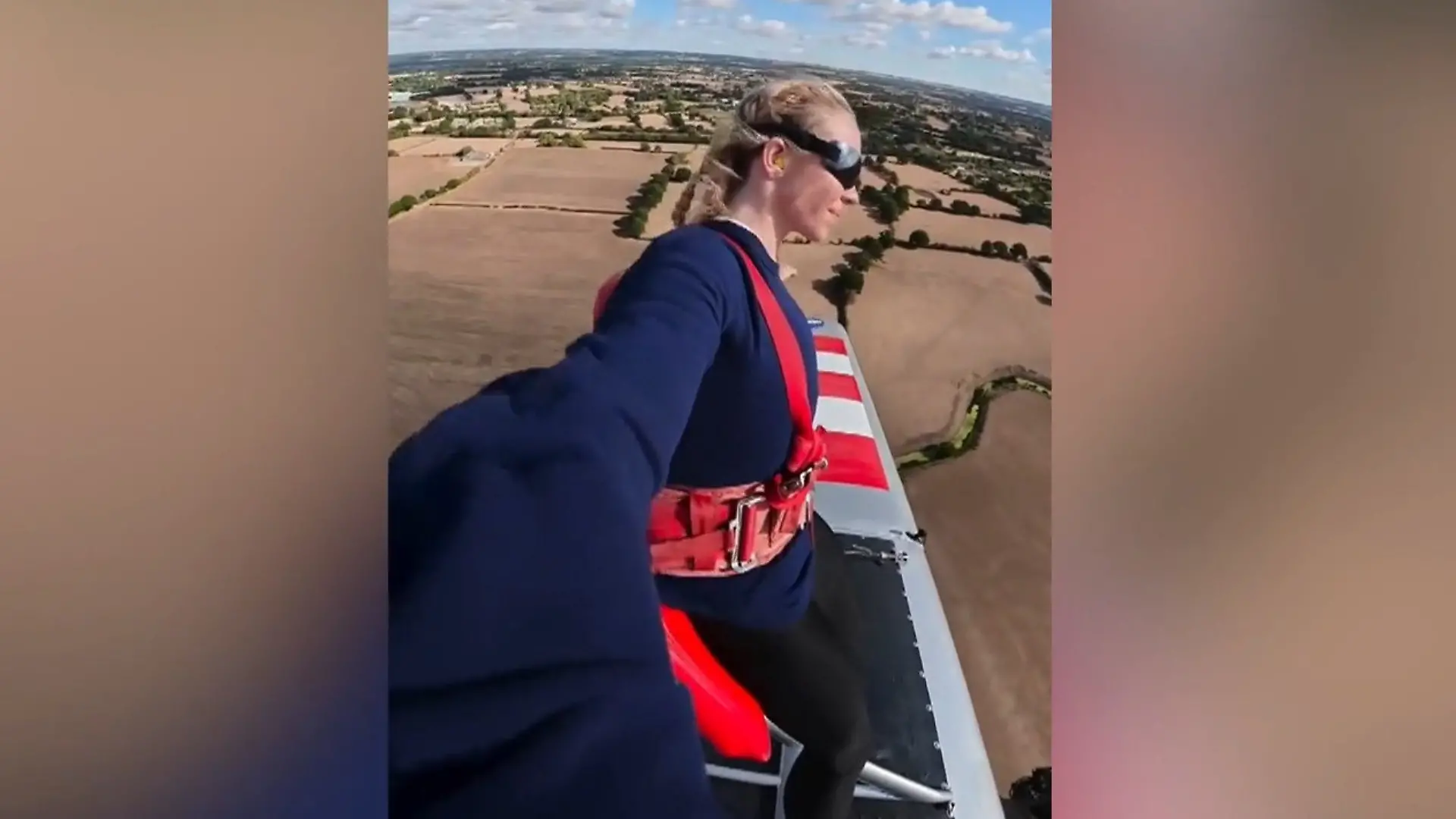 Adrenalin-Kick kopfüber! Sydney Sweeney schnallt sich AUF Flugzeug fest Ansage an Hollywoodstar