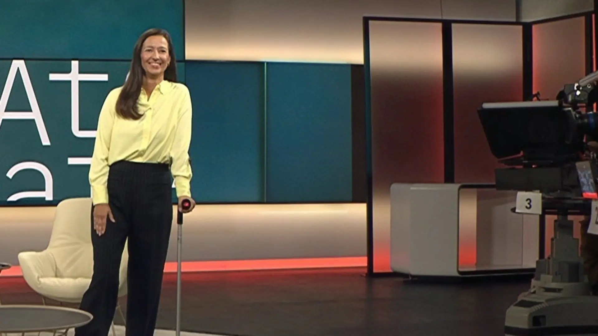 Pinar Atalay (48) mit Krücken und Orthese im ntv-Studio