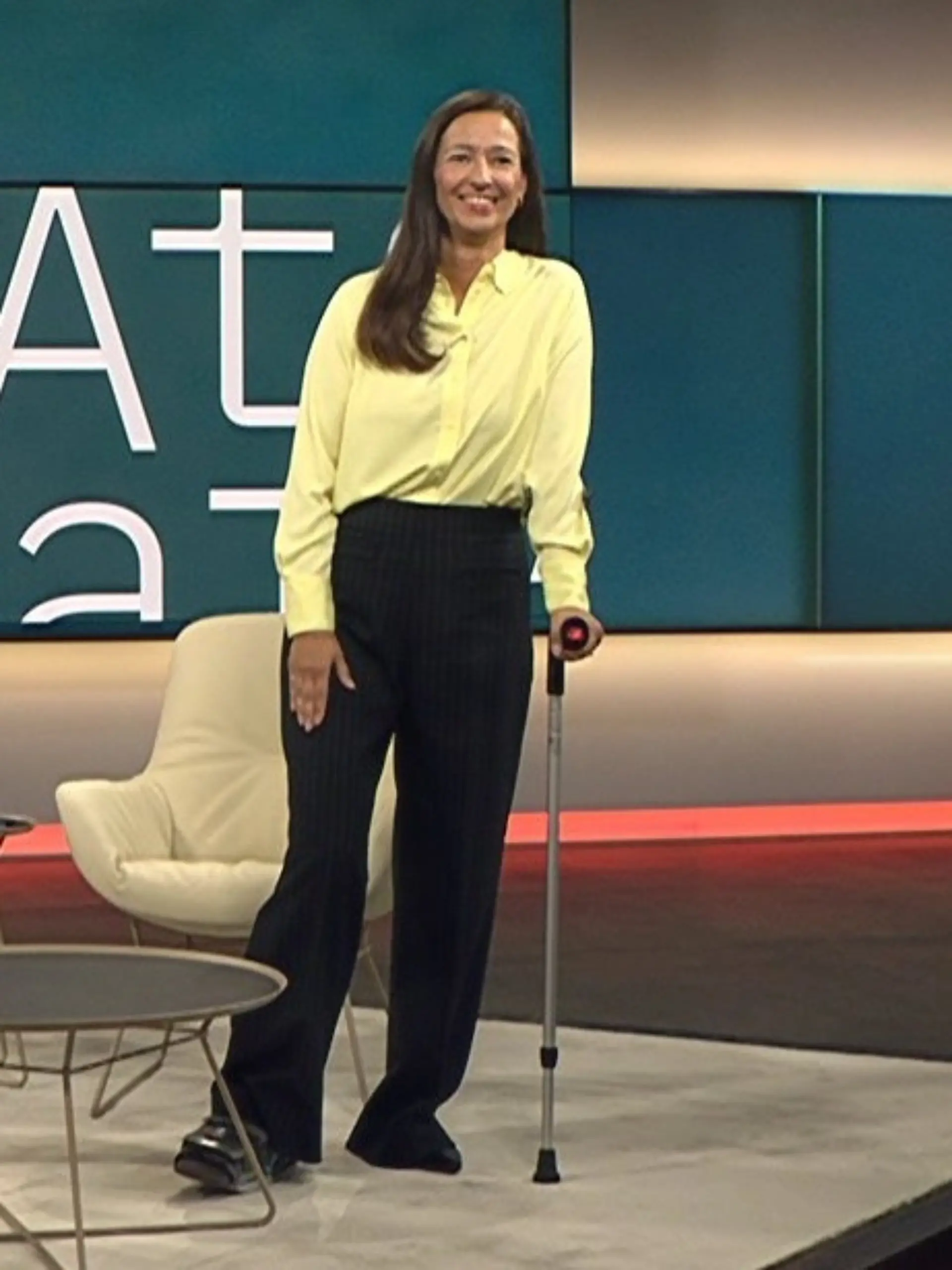 Pinar Atalay (48) mit Krücken und Orthese im ntv-Studio