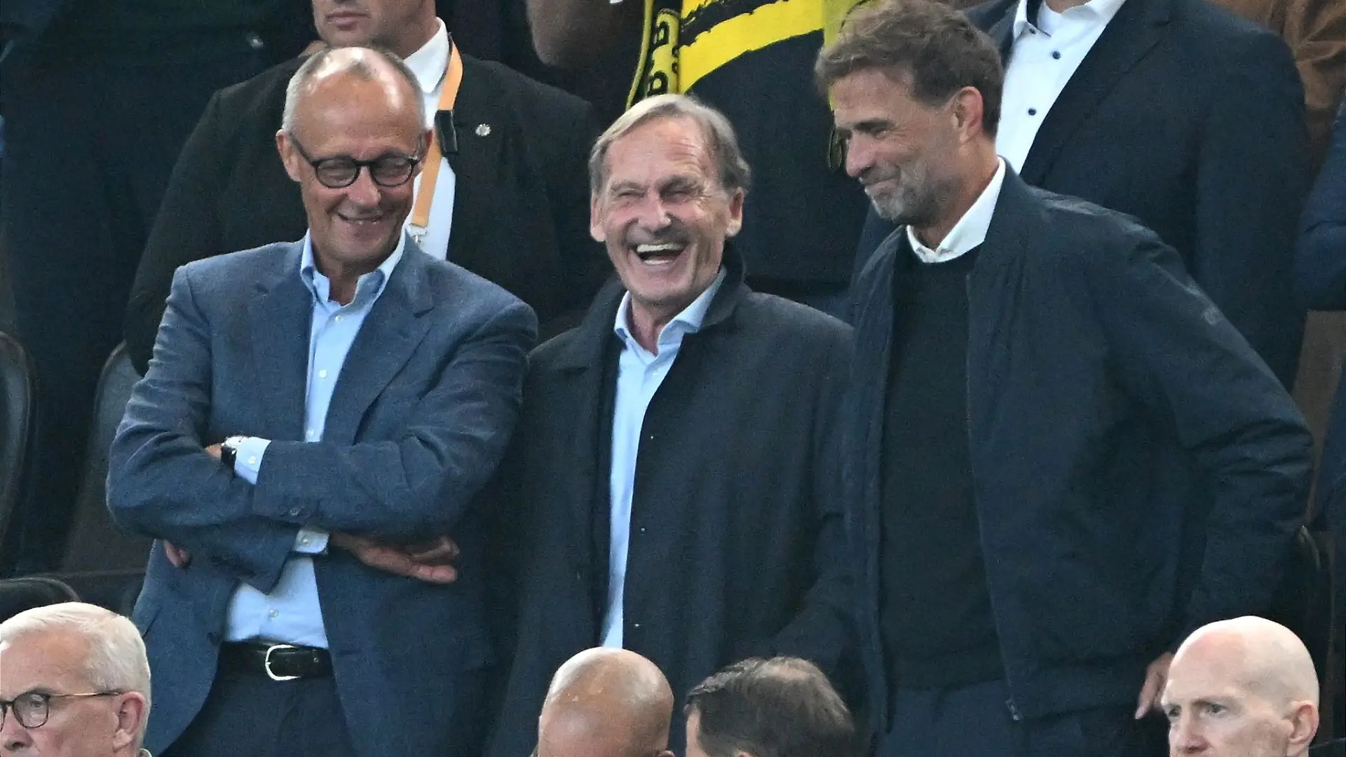 Hans-Joachim Watzke (M) pflegt nach wie vor einen engen Draht zum neuen Bundestrainer Jürgen Klopp (r), wie auch zu Bundeskanzler Friedrich Merz (l).