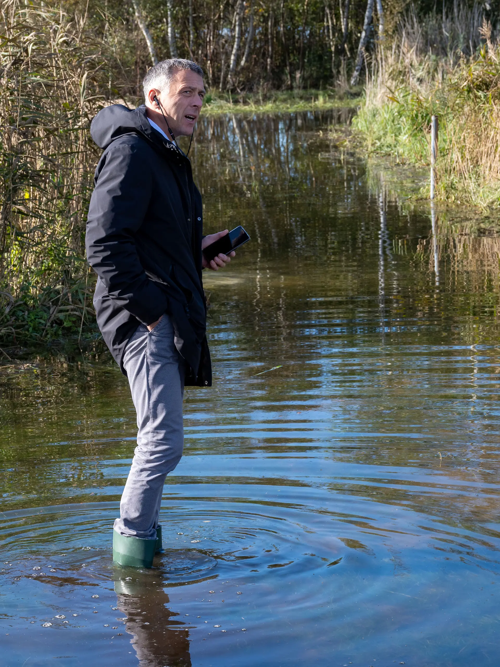 Stefan Kerth, Landrat des Landkreis Vorpommern-Rügen, steht auf einer überfluteten Wiese in Wieck auf der Ostseehalbinsel Darß und spricht mit Journalisten zum Thema Sturmflut. Der Landrat von Vorpommern-Rügen, Stefan Kerth, tritt aus der SPD aus. Als Grund nannte er in einer Erklärung am Montag besonders die aktuelle Asyl- und Migrationspolitik. Er wolle aber weiter Landrat bleiben.