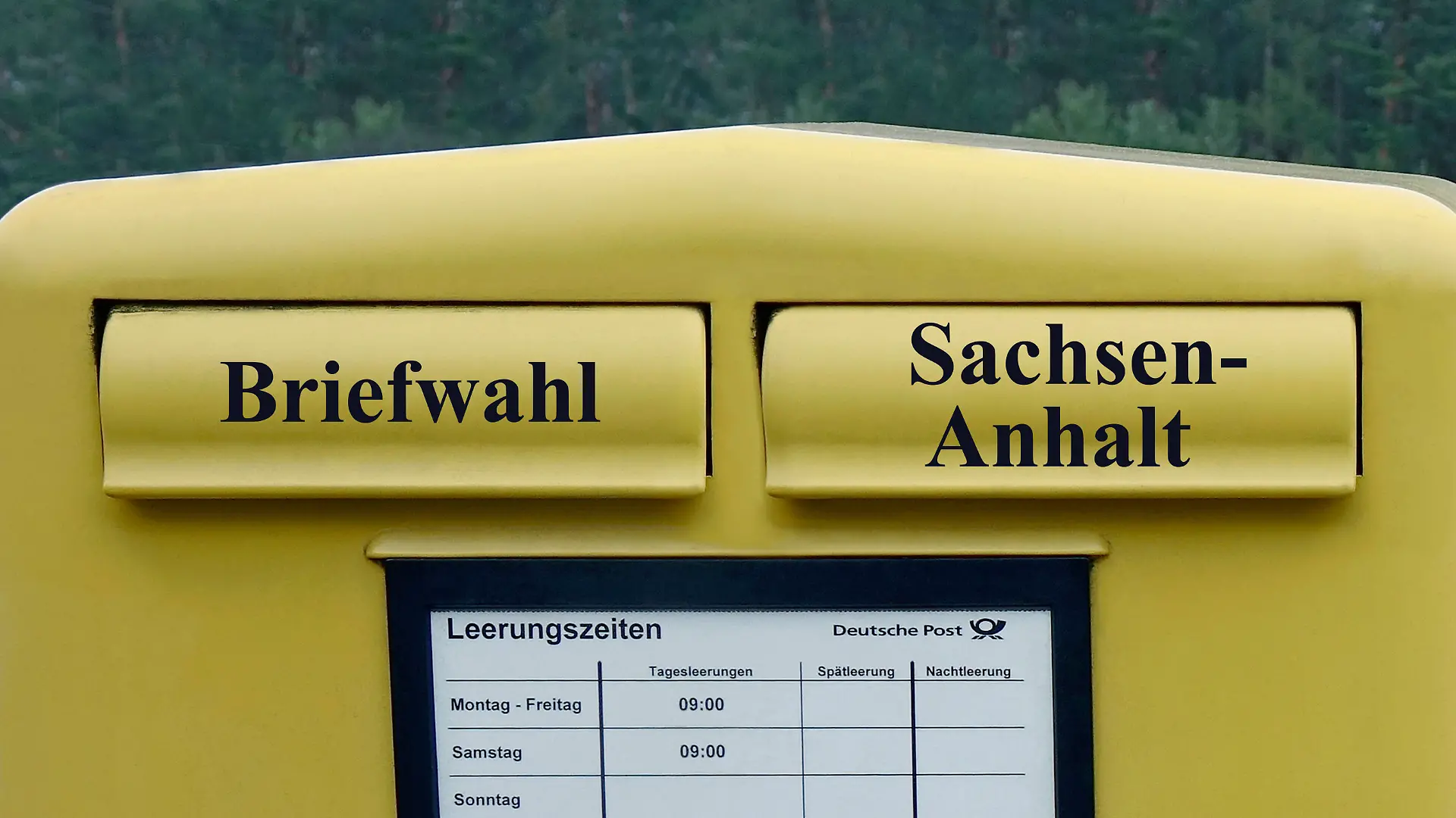 Postkasten mit Schriftzug Briefwahl Sachsen-Anhalt Postkasten mit Schriftzug Briefwahl Sachsen-Anhalt, 22.05.2024, Borkwalde, Brandenburg, Auf einem Postkasten befindet sich der Schriftzug Briefwahl Sachsen-Anhalt. *** Post box with lettering postal vote Saxony Anhalt Post box with lettering postal vote Saxony Anhalt, 22 05 2024, Borkwalde, Brandenburg, On a post box is the lettering postal vote Saxony Anhalt