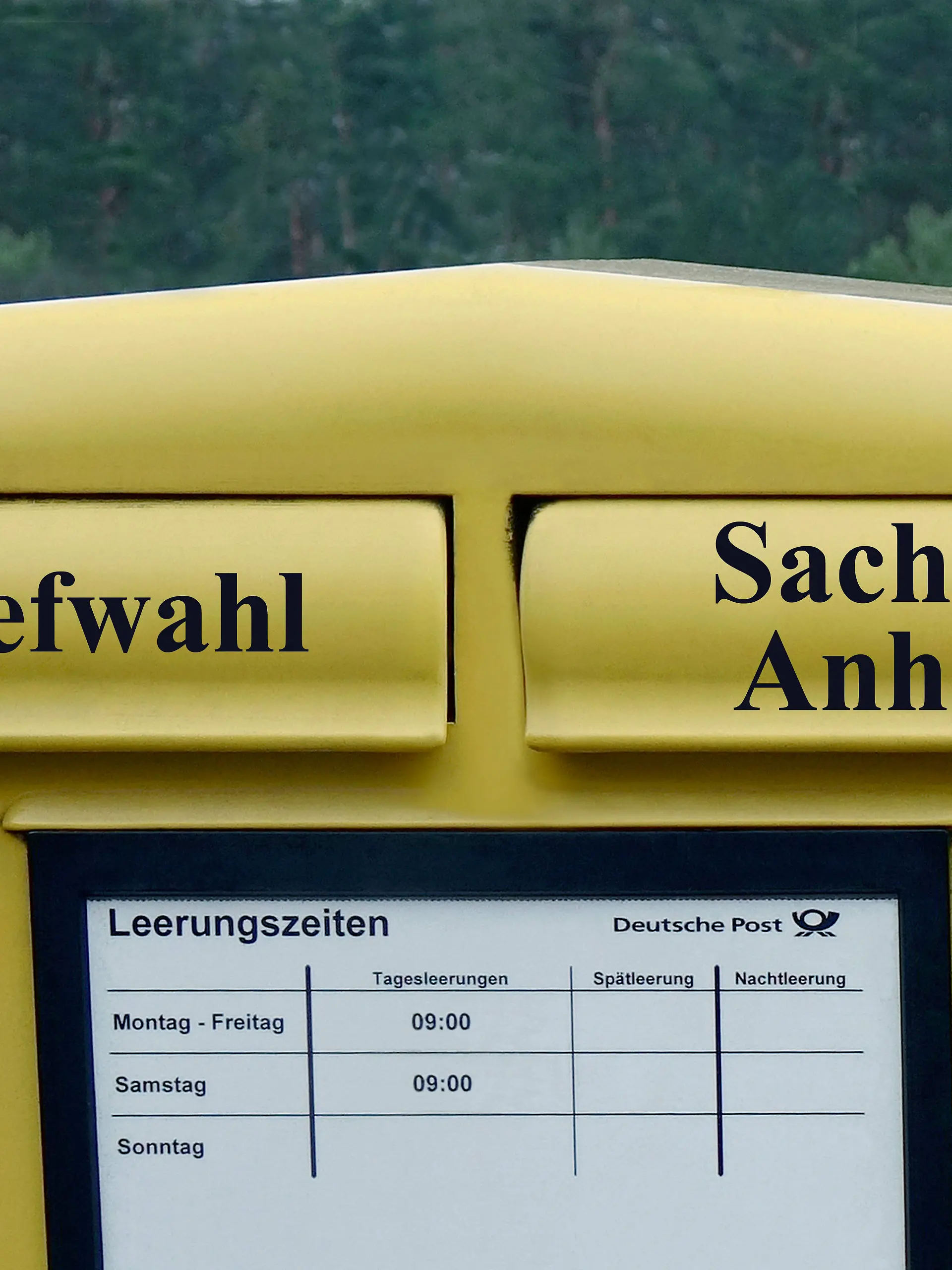 Postkasten mit Schriftzug Briefwahl Sachsen-Anhalt Postkasten mit Schriftzug Briefwahl Sachsen-Anhalt, 22.05.2024, Borkwalde, Brandenburg, Auf einem Postkasten befindet sich der Schriftzug Briefwahl Sachsen-Anhalt. *** Post box with lettering postal vote Saxony Anhalt Post box with lettering postal vote Saxony Anhalt, 22 05 2024, Borkwalde, Brandenburg, On a post box is the lettering postal vote Saxony Anhalt