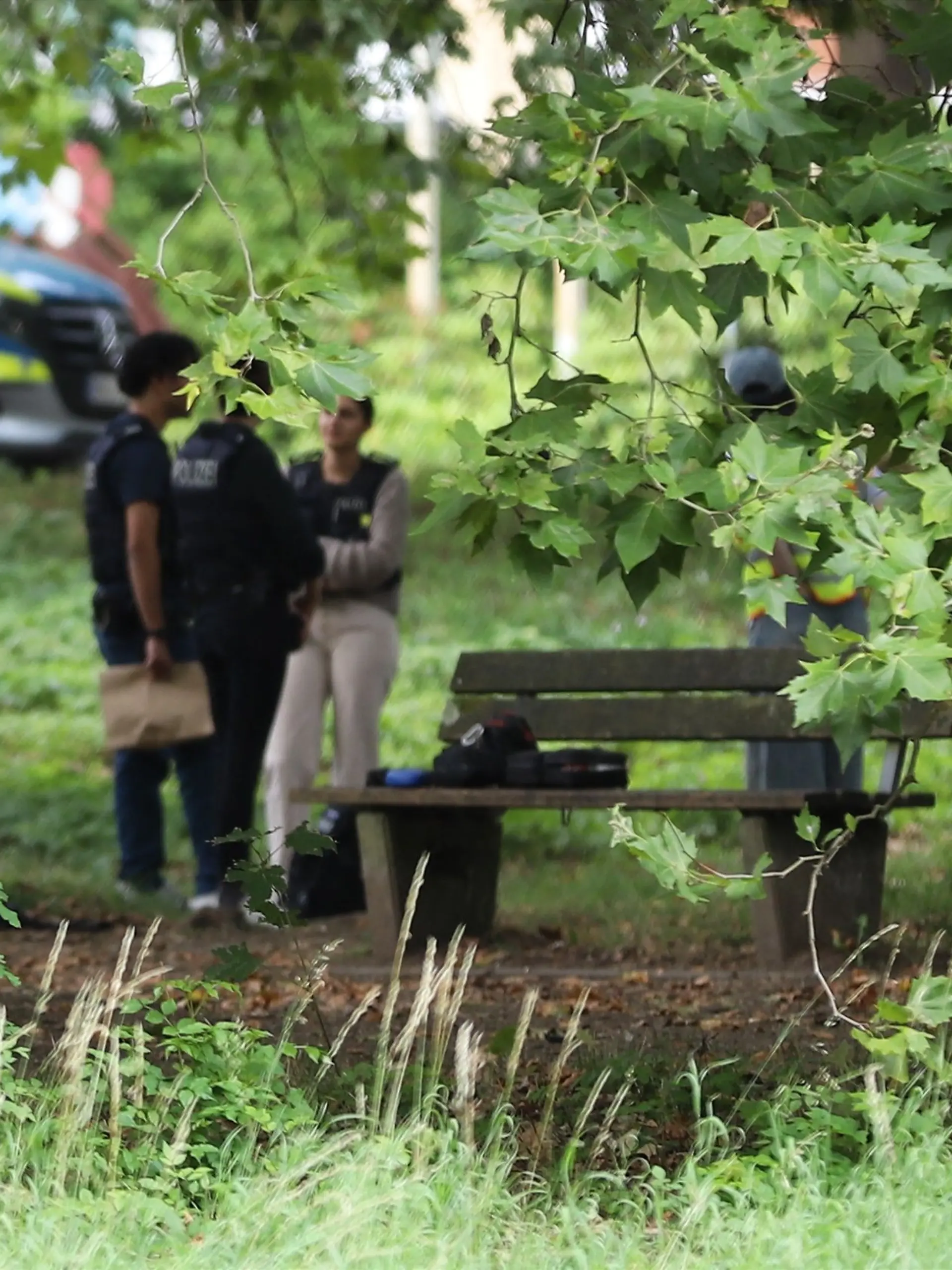 25.08.2026, Nordrhein-Westfalen, Leverkusen: Einsatzkräfte der Polizei in Schutzkleidung arbeiten an einem Tatort, nachdem ein junger Mann mit einer Stichwaffe schwer verletzt worden ist. Die Polizei war mit einem großen Aufgebot von rund 20 Streifenwagen vor Ort im Einsatz. Foto: -/dpa +++ dpa-Bildfunk +++