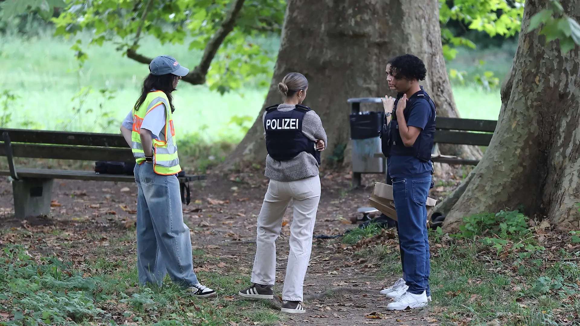 25.08.2026, Nordrhein-Westfalen, Leverkusen: Einsatzkräfte der Polizei arbeiten an einem Tatort, nachdem ein junger Mann mit einer Stichwaffe schwer verletzt worden ist. Die Polizei war mit einem großen Aufgebot von rund 20 Streifenwagen vor Ort im Einsatz. Foto: -/dpa +++ dpa-Bildfunk +++