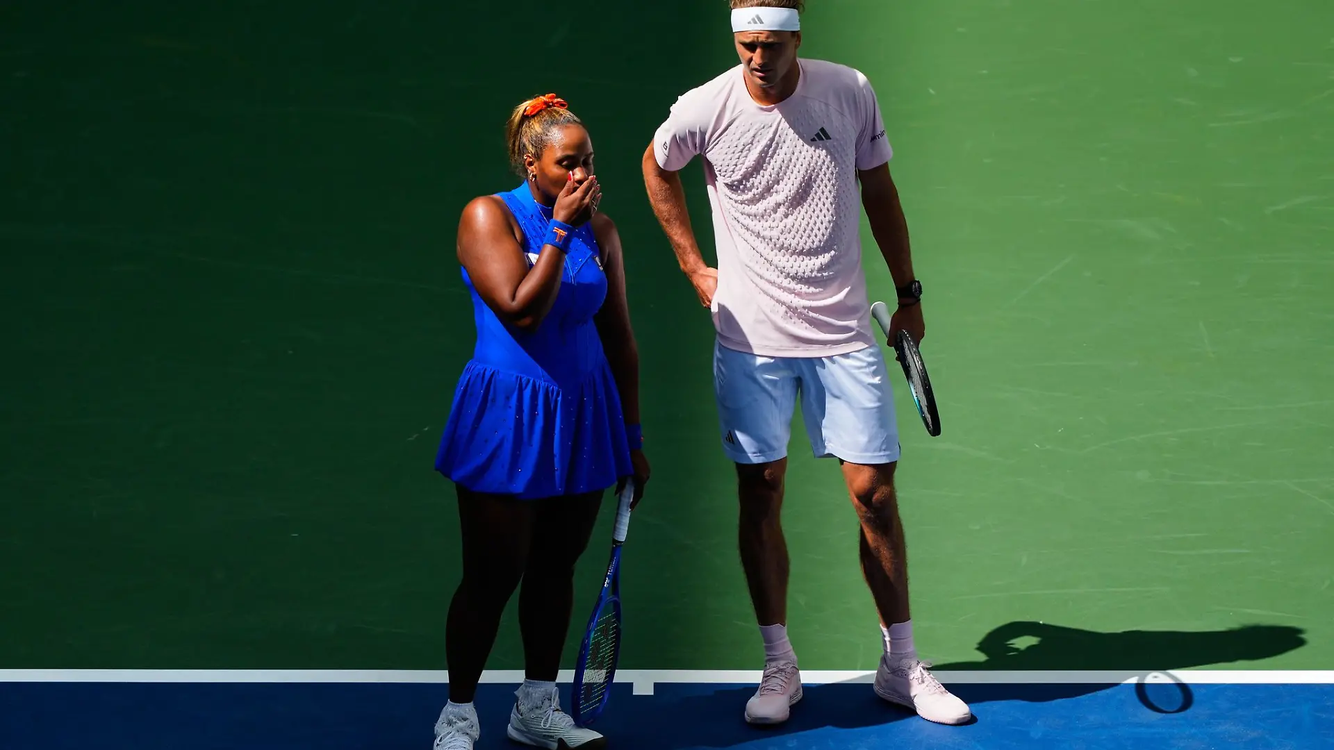 Alexander Zverev (r) ist im Mixed-Wettbewerb der US Open früh ausgeschieden.