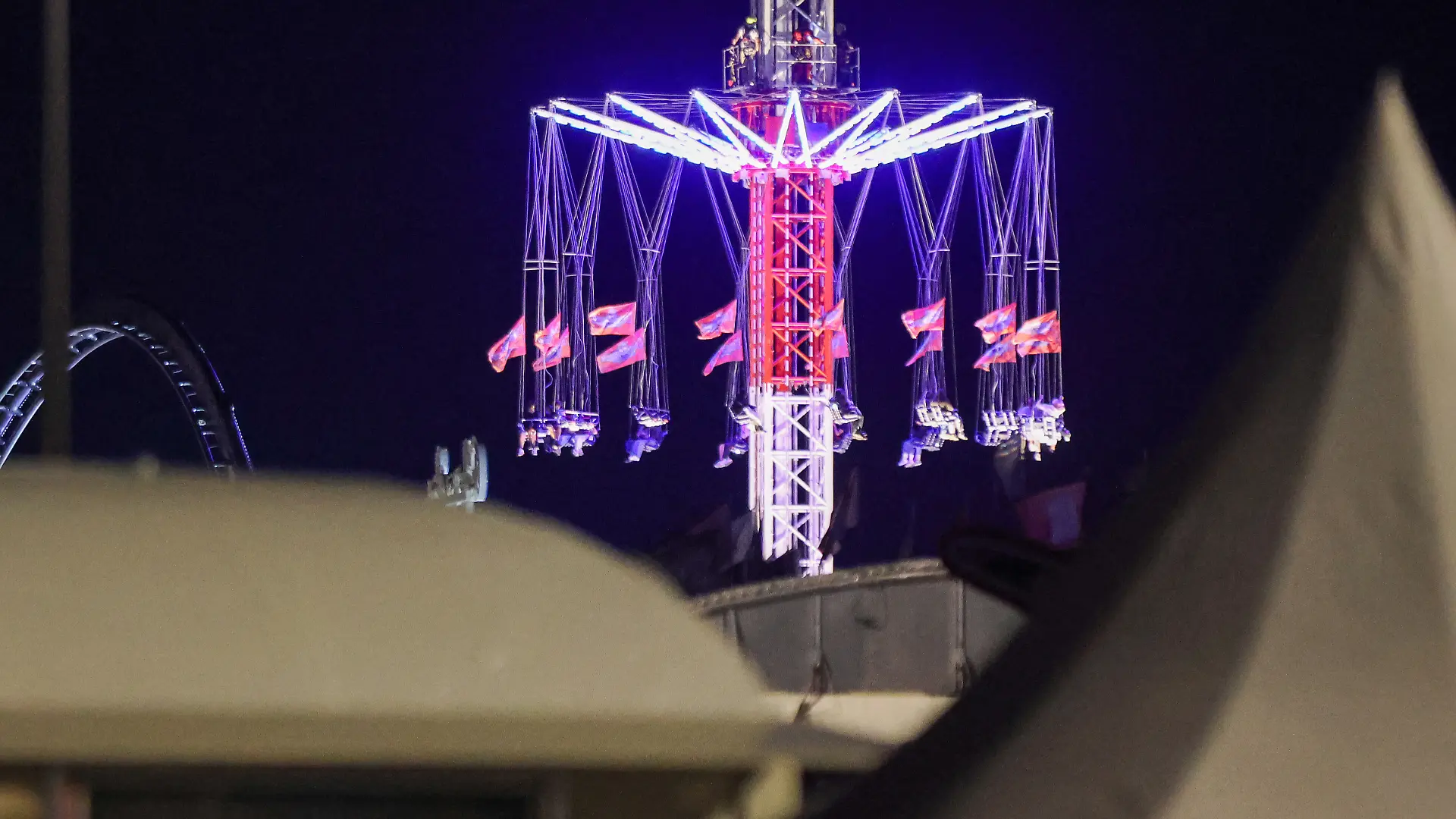 Menschen sitzen in einem Fahrgeschäft auf dem Hamburger Dom. Auf dem Hamburger Dom läuft ein Großeinsatz von Polizei und Feuerwehr. Mehrere Fahrgäste sitzen seit dem späten Abend in einem Kettenkarussell fest, wie die Polizei auf Anfrage mitteilte. +++ dpa-Bildfunk +++