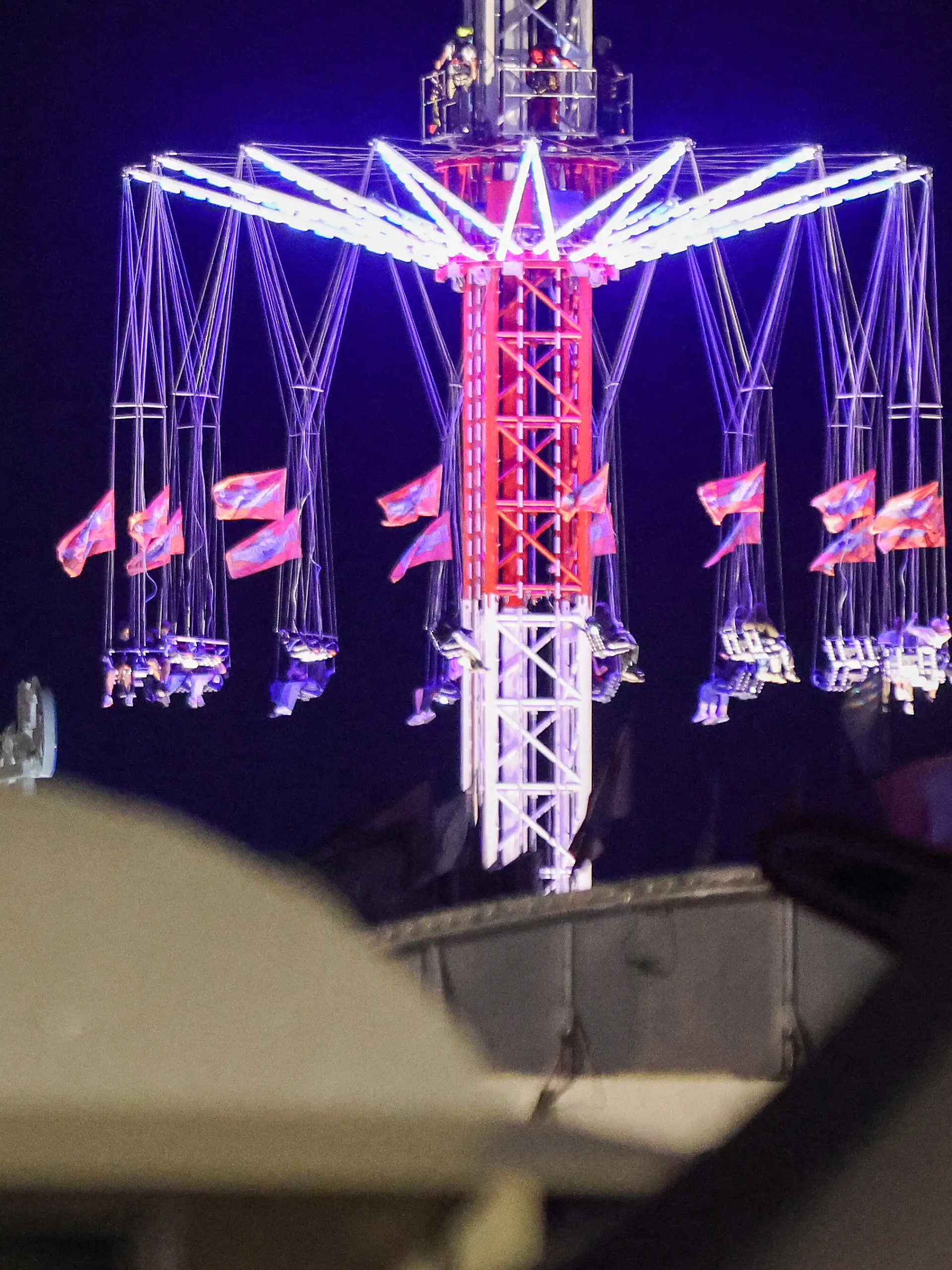 Menschen sitzen in einem Fahrgeschäft auf dem Hamburger Dom. Auf dem Hamburger Dom läuft ein Großeinsatz von Polizei und Feuerwehr. Mehrere Fahrgäste sitzen seit dem späten Abend in einem Kettenkarussell fest, wie die Polizei auf Anfrage mitteilte. +++ dpa-Bildfunk +++