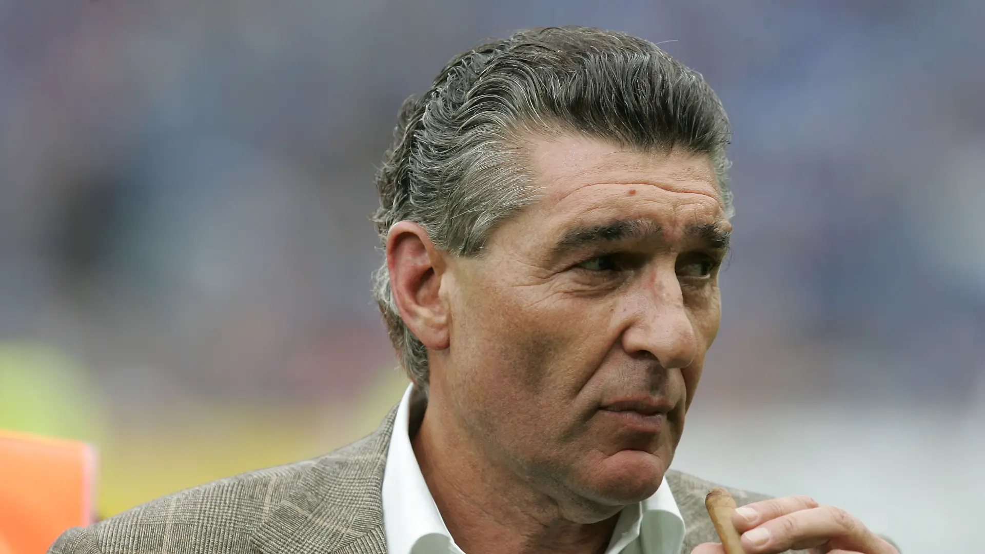 Schalkes Zigarre rauchender Manager Rudi Assauer am 21.05.2005 im Freiburger Badenova-Stadion. Der FC Schalke 04 gewinnt das Fußball-Bundesligaspiel der 34. und letzten Runde gegen Absteiger SC Freiburg mit 3:2 und sichert sich die Vize-Meisterschaft. Damit qualifizieren sich die "Knappen" direkt für die europäische Königsklasse. Foto: Uli Deck. +++(c) dpa - Report+++