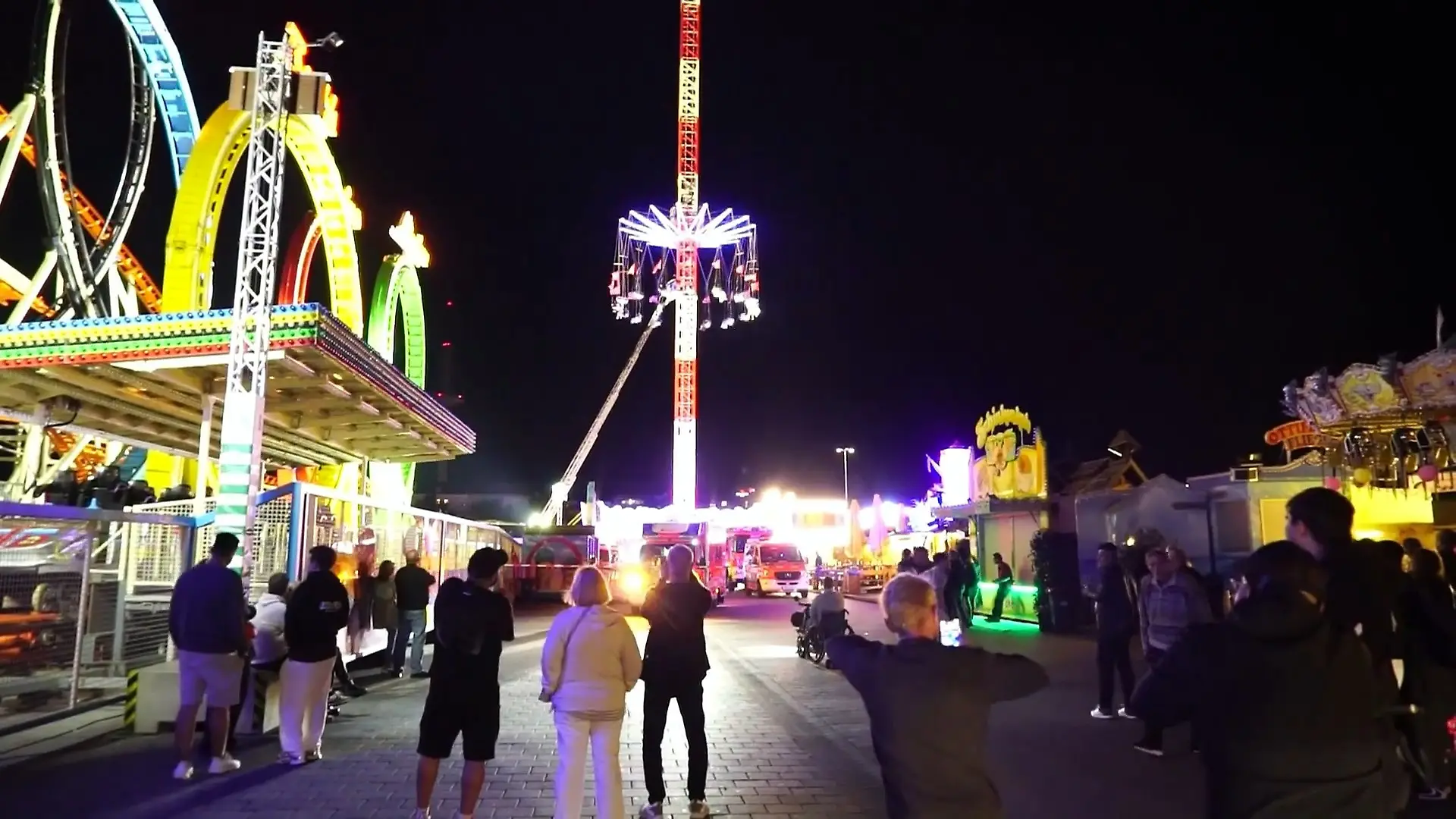 Kettenkarrussell bleibt in 25 Metern Höhe stecken Hänge-Partie auf Hamburger Volksfest