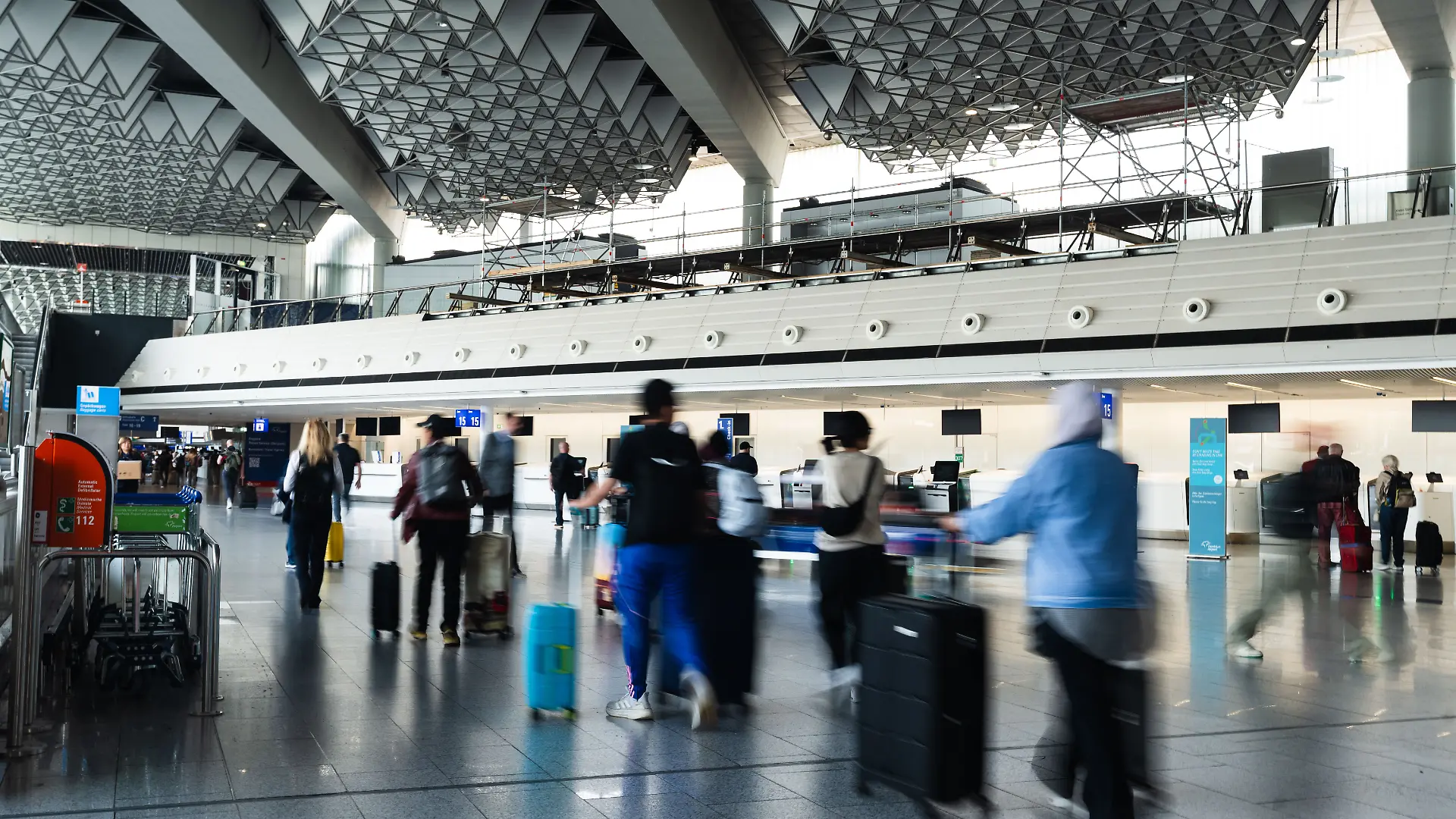 Frankfurt am Main, Flughafen, Fluggäste in Bewegung am Frankfurter Flughafen
