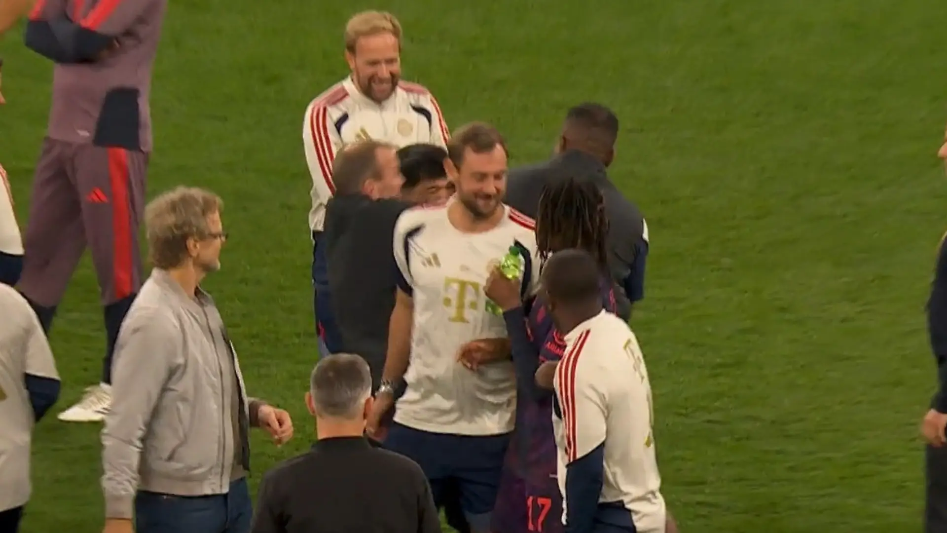 Nach Bayerns Supercup-Sieg! Flitzer veräppelt Ordner – dann greift ein Mr. Aura ein Kompanys Assistent knallhart