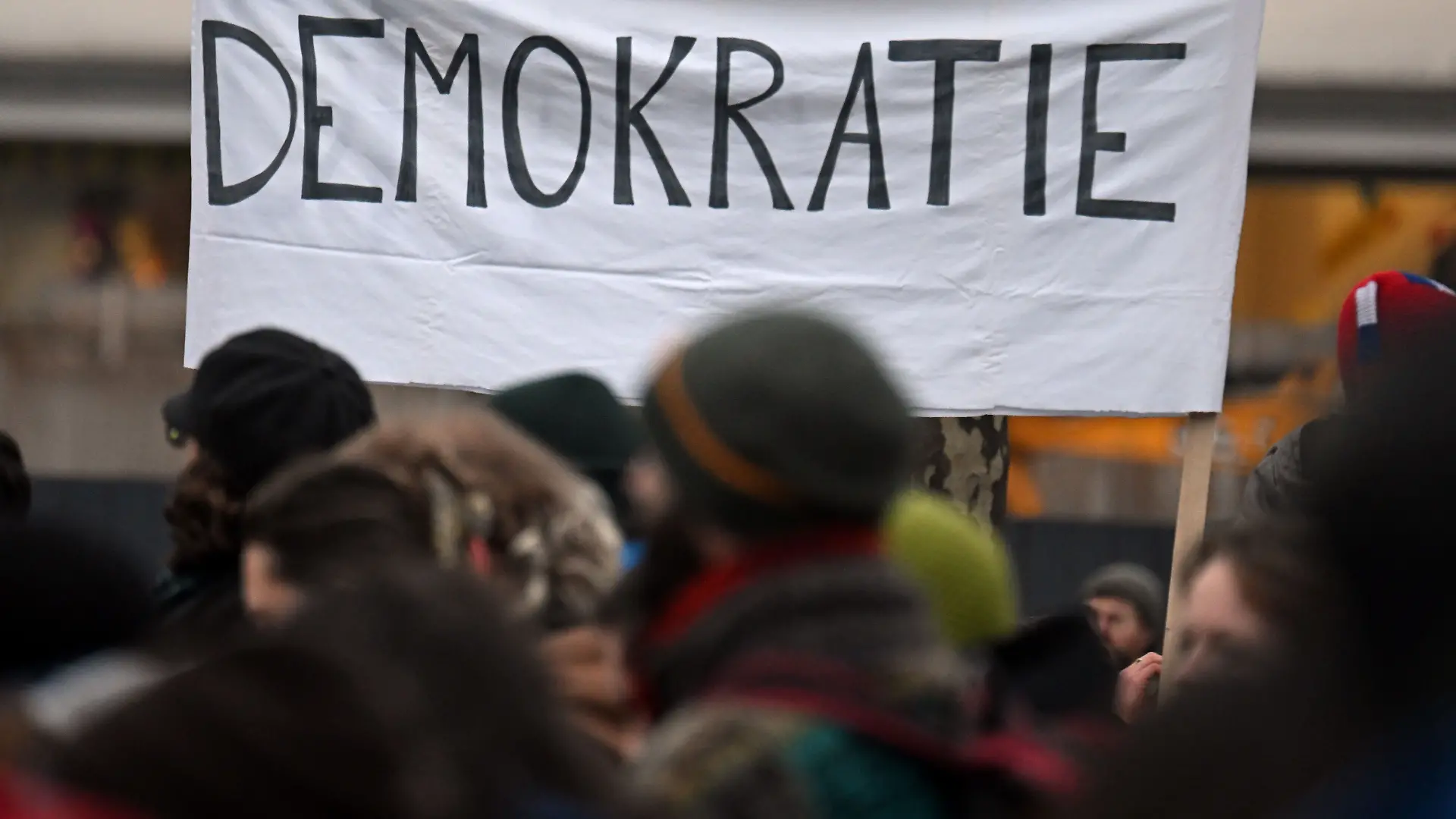 Demokratie in Niedersachsen zunehmend unter Druck?