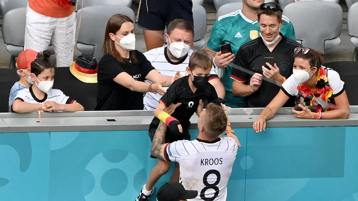 Toni Kroos Deutschland mit seinen Kindern und seiner Ehefrau Jessica, li. 19.06.2021, Fussball Europameisterschaft 2021, Vorrunde, 2. Spieltag, Gruppe F, Portugal - Deutschland 2:4, Foto: Maik Hölter/TEAM2sportphoto Muenchen Allianz Arena Bayern Deutschland *** Toni Kroos Germany with his children and wife Jessica, li 19 06 2021, European Football Championship 2021, preliminary round, 2 matchday, Group F, Portugal Germany 2 4, photo Maik Hölter TEAM2sportphoto Muenchen Allianz Arena Bayern Germany. Team2
