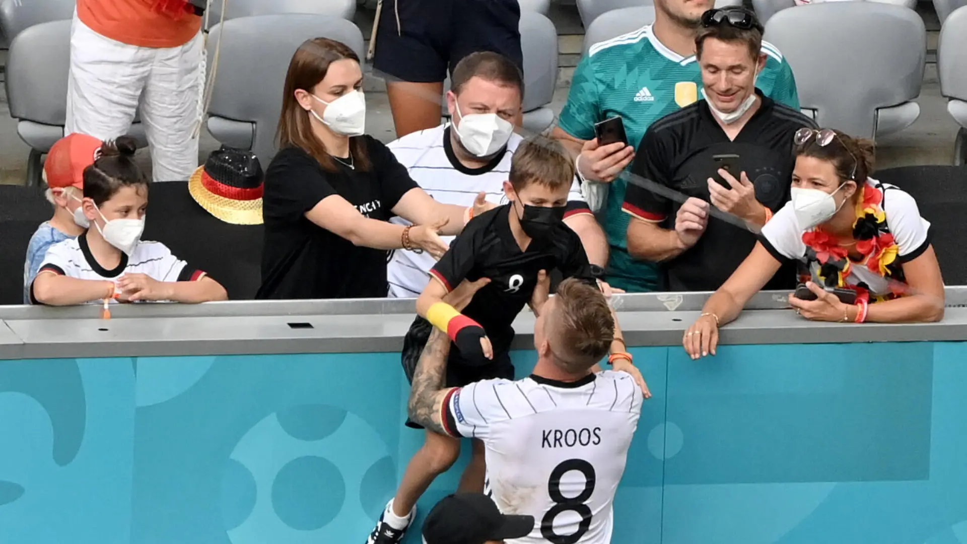 Toni Kroos Deutschland mit seinen Kindern und seiner Ehefrau Jessica, li. 19.06.2021, Fussball Europameisterschaft 2021, Vorrunde, 2. Spieltag, Gruppe F, Portugal - Deutschland 2:4, Foto: Maik Hölter/TEAM2sportphoto Muenchen Allianz Arena Bayern Deutschland *** Toni Kroos Germany with his children and wife Jessica, li 19 06 2021, European Football Championship 2021, preliminary round, 2 matchday, Group F, Portugal Germany 2 4, photo Maik Hölter TEAM2sportphoto Muenchen Allianz Arena Bayern Germany. Team2