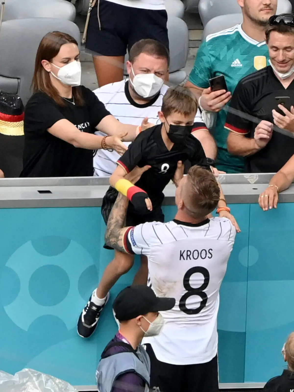 Toni Kroos Deutschland mit seinen Kindern und seiner Ehefrau Jessica, li. 19.06.2021, Fussball Europameisterschaft 2021, Vorrunde, 2. Spieltag, Gruppe F, Portugal - Deutschland 2:4, Foto: Maik Hölter/TEAM2sportphoto Muenchen Allianz Arena Bayern Deutschland *** Toni Kroos Germany with his children and wife Jessica, li 19 06 2021, European Football Championship 2021, preliminary round, 2 matchday, Group F, Portugal Germany 2 4, photo Maik Hölter TEAM2sportphoto Muenchen Allianz Arena Bayern Germany. Team2 