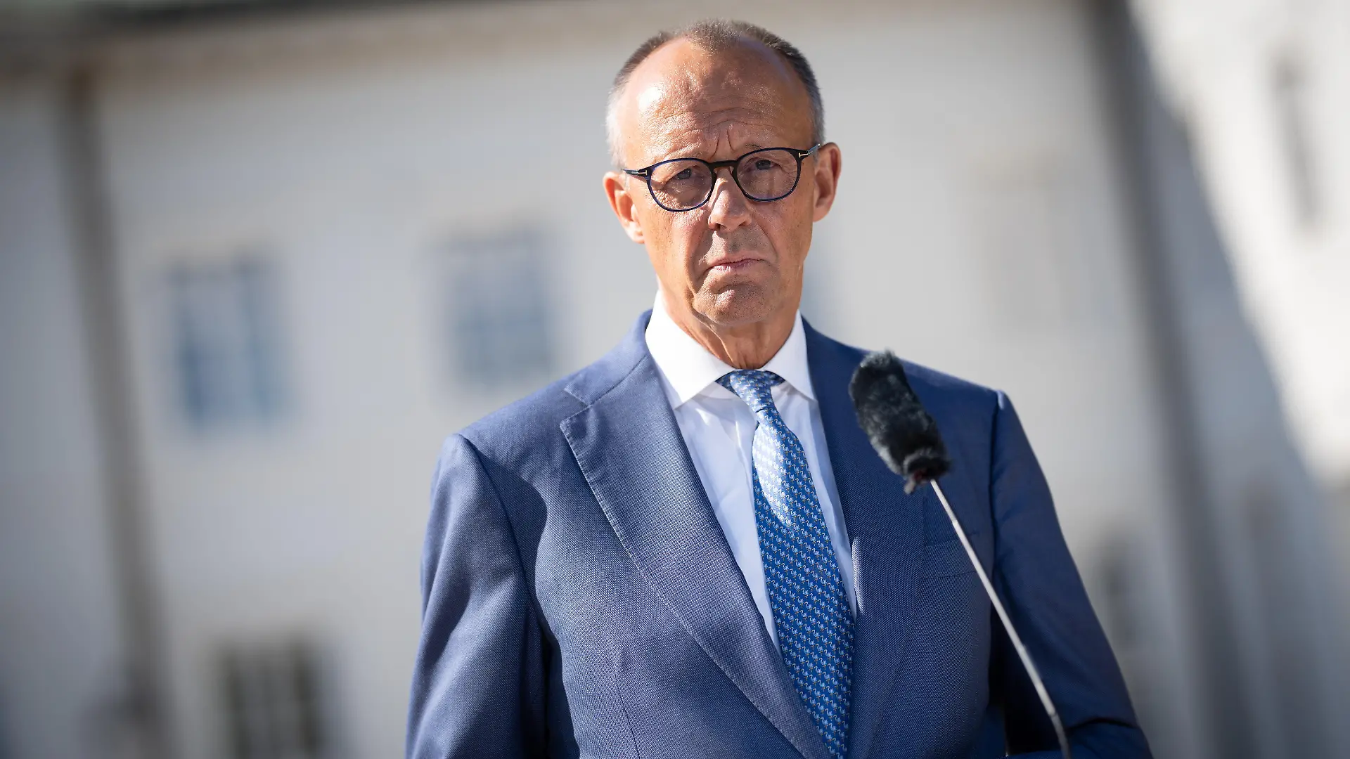Bundeskanzler Friedrich Merz gibt zu Beginn der Klausurtagung ein Pressestatement vor Schloss Neuhardenberg