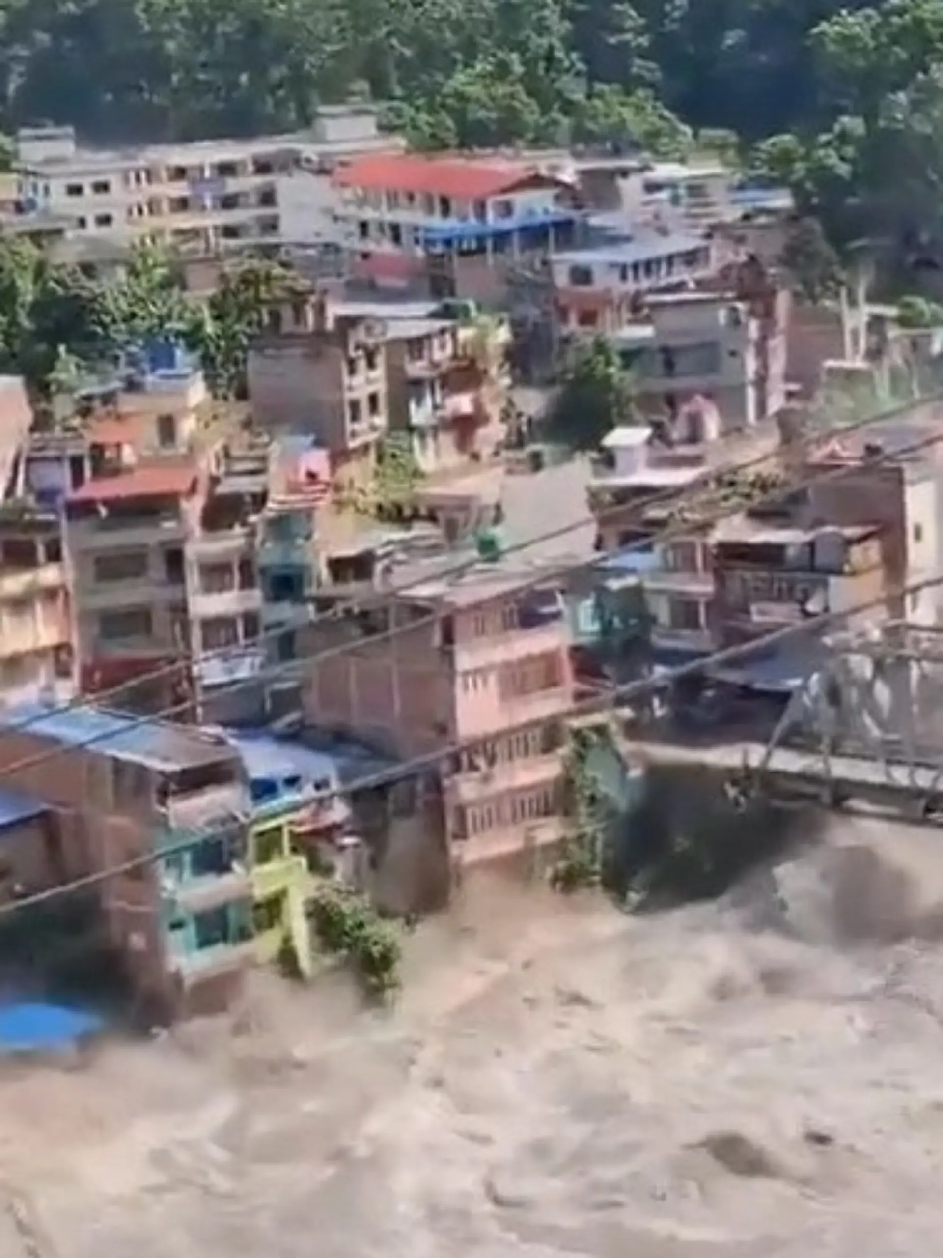 Bild zu: "Flut-Katastrophe in Nepal! Wassermassen reißen ganze Gebäude weg"