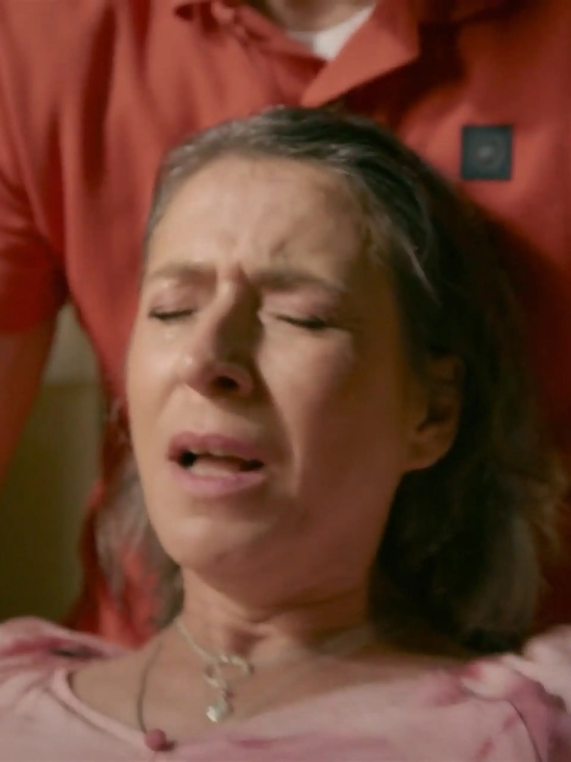 Daniela liegt in den Wehen.